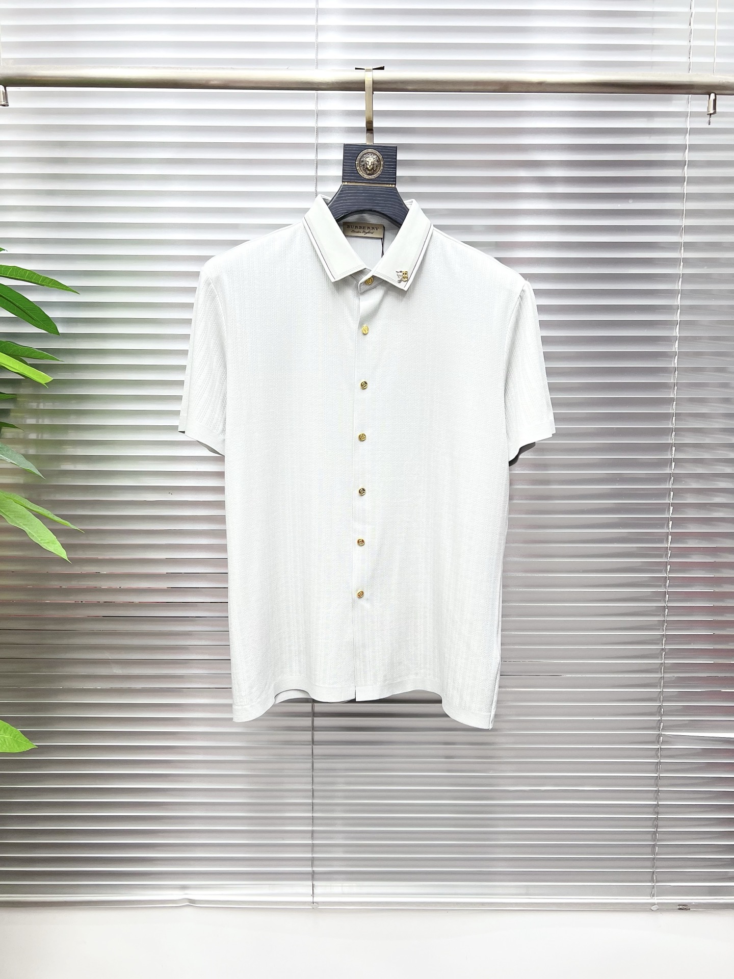 NO:863476,Burberry 2026ss spring and summer fashion hot-selling short-sleeved shirt, sold through trading company channels, in perfect condition, belongs to cabinet level, predictable hot style, advanced customized imported long-staple cotton fabric, master tailoring, invincible texture, excellent skin-friendly, very outstanding aesthetic design, exquisite craftsmanship, smooth lines, perfect match!  Easily upgrade your sense of fashion, with high recognition, great upper body effect, extremely sophisticated and rigorous workmanship, neat and meticulous wiring, it can be worn for business or daily leisure!  Counter size M-3xl,,burberry,burberry,shirts,T-shirt,19860909Burberry 巴宝莉 2026ss春夏时尚大爆款短袖衬衫,贸易公司渠道货,品相完美如斯,属于入柜级别,可预见性的爆款,高级定制进口长绒棉面料,大师级剪裁,质感无敌,亲肤性极佳,非常出彩的美学设计,工艺精湛,线条流畅,完美搭配！轻松将时髦感进阶,有着高强辨识度,上身效果超赞,做工极为考究严谨,走线工整细致,商务抑或日常休闲均可搭配！专柜尺码 M-3xl,,burberry,burberry,shirts,T-shirt,,Men's clothing