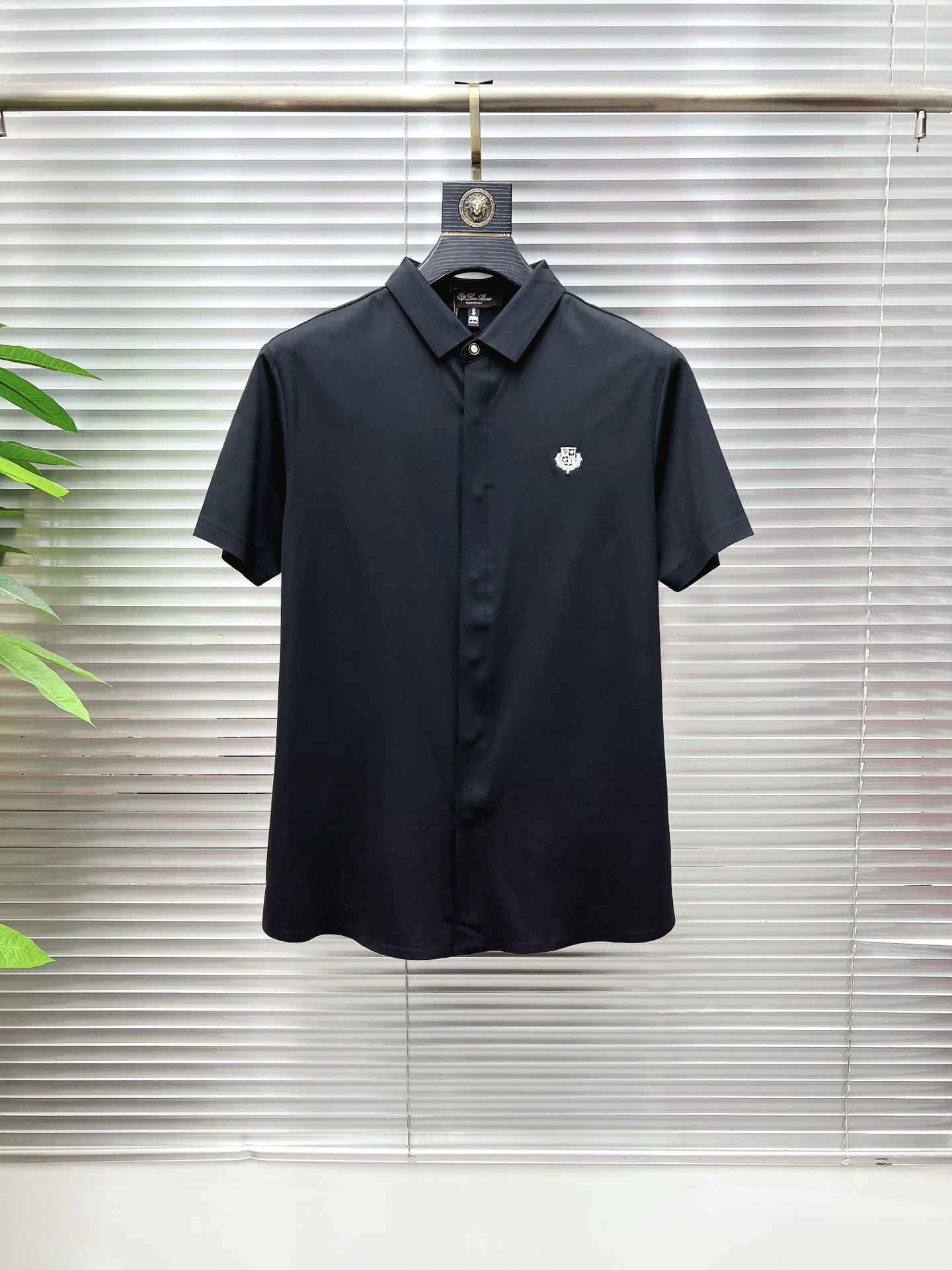 NO:863498,LP 2006ss spring and summer fashion popular short-sleeved shirt, sold through trading company channels, in perfect condition, belongs to cabinet level, predictable hot style, advanced customized imported long-staple cotton fabric, master tailoring, invincible texture, excellent skin-friendly, very outstanding aesthetic design, exquisite craftsmanship, smooth lines, perfect match!  Easily upgrade your sense of fashion, with high recognition, great upper body effect, extremely sophisticated and rigorous workmanship, neat and meticulous wiring, it can be worn for business or daily leisure!  Counter size M-3xl,,loro piana,shirts,T-shirt,19860909LP 2006ss春夏时尚大爆款短袖衬衫,贸易公司渠道货,品相完美如斯,属于入柜级别,可预见性的爆款,高级定制进口长绒棉面料,大师级剪裁,质感无敌,亲肤性极佳,非常出彩的美学设计,工艺精湛,线条流畅,完美搭配！轻松将时髦感进阶,有着高强辨识度,上身效果超赞,做工极为考究严谨,走线工整细致,商务抑或日常休闲均可搭配！专柜尺码 M-3xl,,loro piana,shirts,T-shirt,,Men's clothing