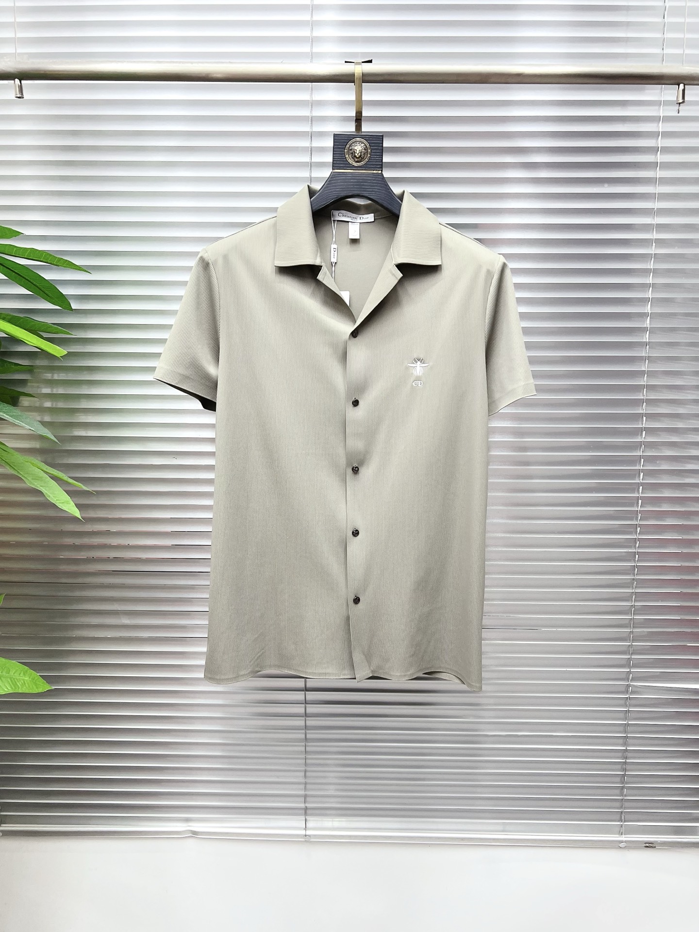 NO:863414,Dior Dior 2026ss spring and summer fashion hot-selling short-sleeved shirt, sold through trading company channels, in perfect condition, belongs to cabinet level, predictable hot style, advanced custom imported long-staple cotton fabric, master tailoring, invincible texture, excellent skin-friendly, very outstanding aesthetic design, exquisite craftsmanship, smooth lines, perfect match!  Easily upgrade your sense of fashion, with high recognition, great upper body effect, extremely sophisticated and rigorous workmanship, neat and meticulous wiring, it can be worn for business or daily leisure!  Counter size M-3xl,,dior,dior,shirts,T-shirt,19860909Dior 迪奥 2026ss春夏时尚大爆款短袖衬衫,贸易公司渠道货,品相完美如斯,属于入柜级别,可预见性的爆款,高级定制进口长绒棉面料,大师级剪裁,质感无敌,亲肤性极佳,非常出彩的美学设计,工艺精湛,线条流畅,完美搭配！轻松将时髦感进阶,有着高强辨识度,上身效果超赞,做工极为考究严谨,走线工整细致,商务抑或日常休闲均可搭配！专柜尺码 M-3xl,,dior,dior,shirts,T-shirt,,Men's clothing