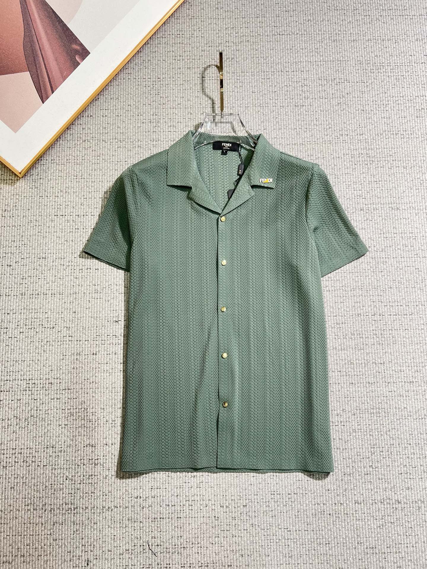 NO:913569,FENDI Fendi 2026ss spring and summer fashion hot-selling short-sleeved shirt, sold through trading company channels, in perfect condition, belongs to the cabinet level, predictable hot style, advanced custom imported long-staple cotton fabric, master tailoring, invincible texture, excellent skin-friendly, very outstanding aesthetic design, exquisite craftsmanship, smooth lines, perfect match!  Easily upgrade your sense of fashion, with high recognition, great upper body effect, extremely sophisticated and rigorous workmanship, neat and meticulous wiring, it can be worn for business or daily leisure!  Counter size M-3xl,,fendi,fendi,shirts,T-shirt,19860909FENDI 芬迪 2026ss春夏时尚大爆款短袖衬衫,贸易公司渠道货,品相完美如斯,属于入柜级别,可预见性的爆款,高级定制进口长绒棉面料,大师级剪裁,质感无敌,亲肤性极佳,非常出彩的美学设计,工艺精湛,线条流畅,完美搭配！轻松将时髦感进阶,有着高强辨识度,上身效果超赞,做工极为考究严谨,走线工整细致,商务抑或日常休闲均可搭配！专柜尺码 M-3xl,,fendi,fendi,shirts,T-shirt,,Men's clothing