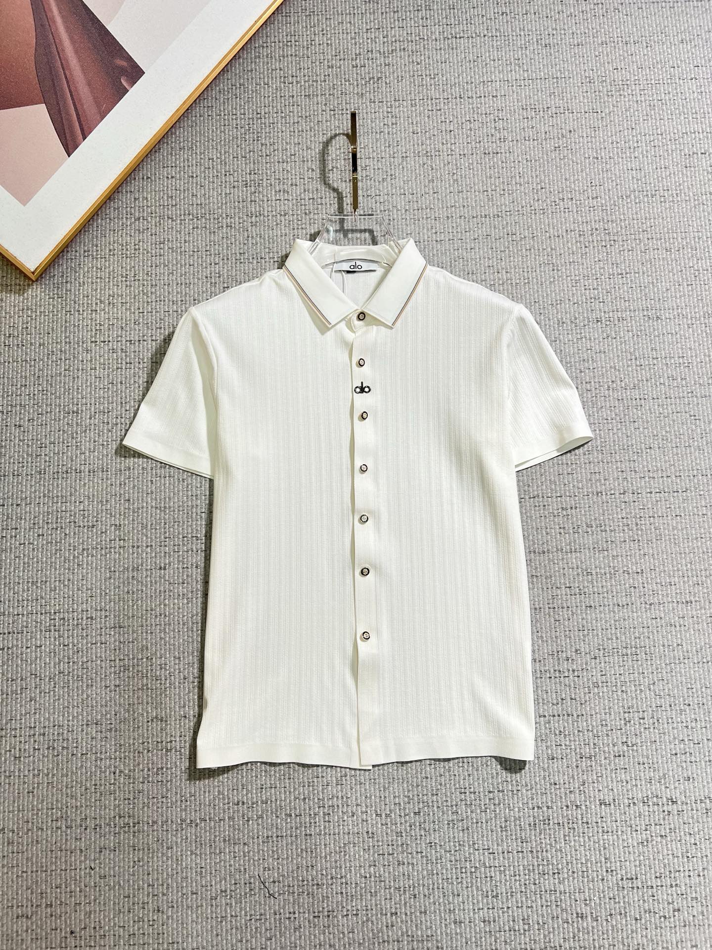 NO:913566,ALO 2026ss spring and summer fashion hot-selling short-sleeved shirt, sold through trading company channels, in perfect condition, belongs to cabinet level, predictable hot-selling, advanced customized imported long-staple cotton fabric, master tailoring, invincible texture, excellent skin-friendly, very outstanding aesthetic design, exquisite craftsmanship, smooth lines, perfect match!  Easily upgrade your sense of fashion, with high recognition, great upper body effect, extremely sophisticated and rigorous workmanship, neat and meticulous wiring, it can be worn for business or daily leisure!  Counter size M-3xl,,shirts,T-shirt,19860909ALO 2026ss春夏时尚大爆款短袖衬衫,贸易公司渠道货,品相完美如斯,属于入柜级别,可预见性的爆款,高级定制进口长绒棉面料,大师级剪裁,质感无敌,亲肤性极佳,非常出彩的美学设计,工艺精湛,线条流畅,完美搭配！轻松将时髦感进阶,有着高强辨识度,上身效果超赞,做工极为考究严谨,走线工整细致,商务抑或日常休闲均可搭配！专柜尺码 M-3xl,,shirts,T-shirt,,Men's clothing
