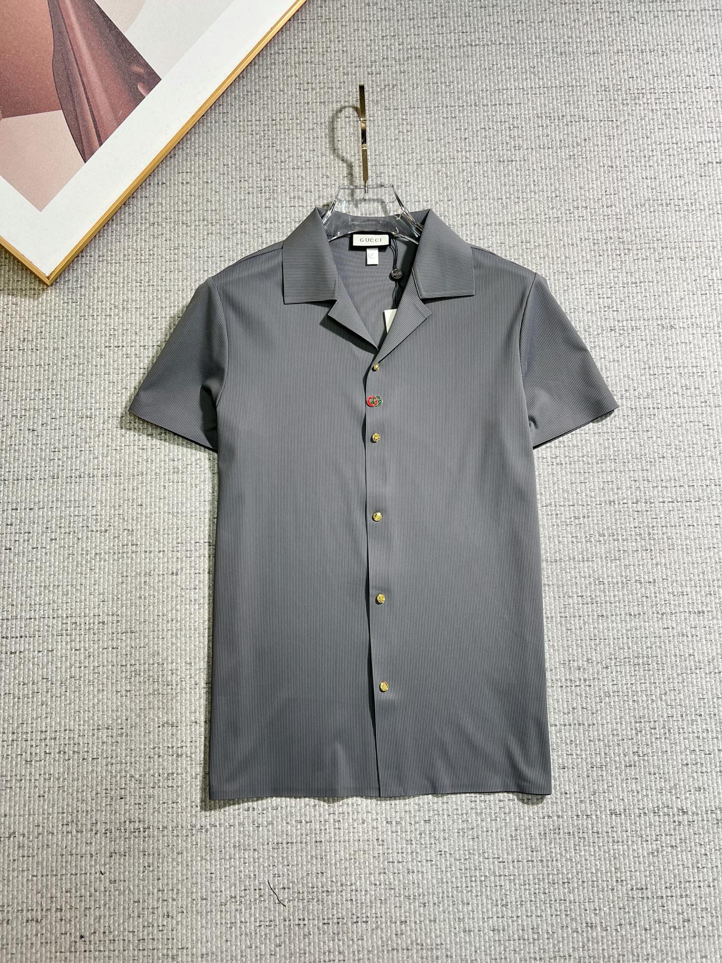 NO:913563,GUCCI Gucci 2026ss spring and summer fashion hot-selling short-sleeved shirt, sold through trading company channels, in perfect condition, belongs to cabinet level, predictable hot style, advanced custom imported long-staple cotton fabric, master tailoring, invincible texture, excellent skin-friendly, very outstanding aesthetic design, exquisite craftsmanship, smooth lines, perfect match!  Easily upgrade your sense of fashion, with high recognition, great upper body effect, extremely sophisticated and rigorous workmanship, neat and meticulous wiring, it can be worn for business or daily leisure!  Counter size M-3xl,,gucci,shirts,T-shirt,19860909GUCCI 古奇 2026ss春夏时尚大爆款短袖衬衫,贸易公司渠道货,品相完美如斯,属于入柜级别,可预见性的爆款,高级定制进口长绒棉面料,大师级剪裁,质感无敌,亲肤性极佳,非常出彩的美学设计,工艺精湛,线条流畅,完美搭配！轻松将时髦感进阶,有着高强辨识度,上身效果超赞,做工极为考究严谨,走线工整细致,商务抑或日常休闲均可搭配！专柜尺码 M-3xl,,gucci,shirts,T-shirt,,Men's clothing