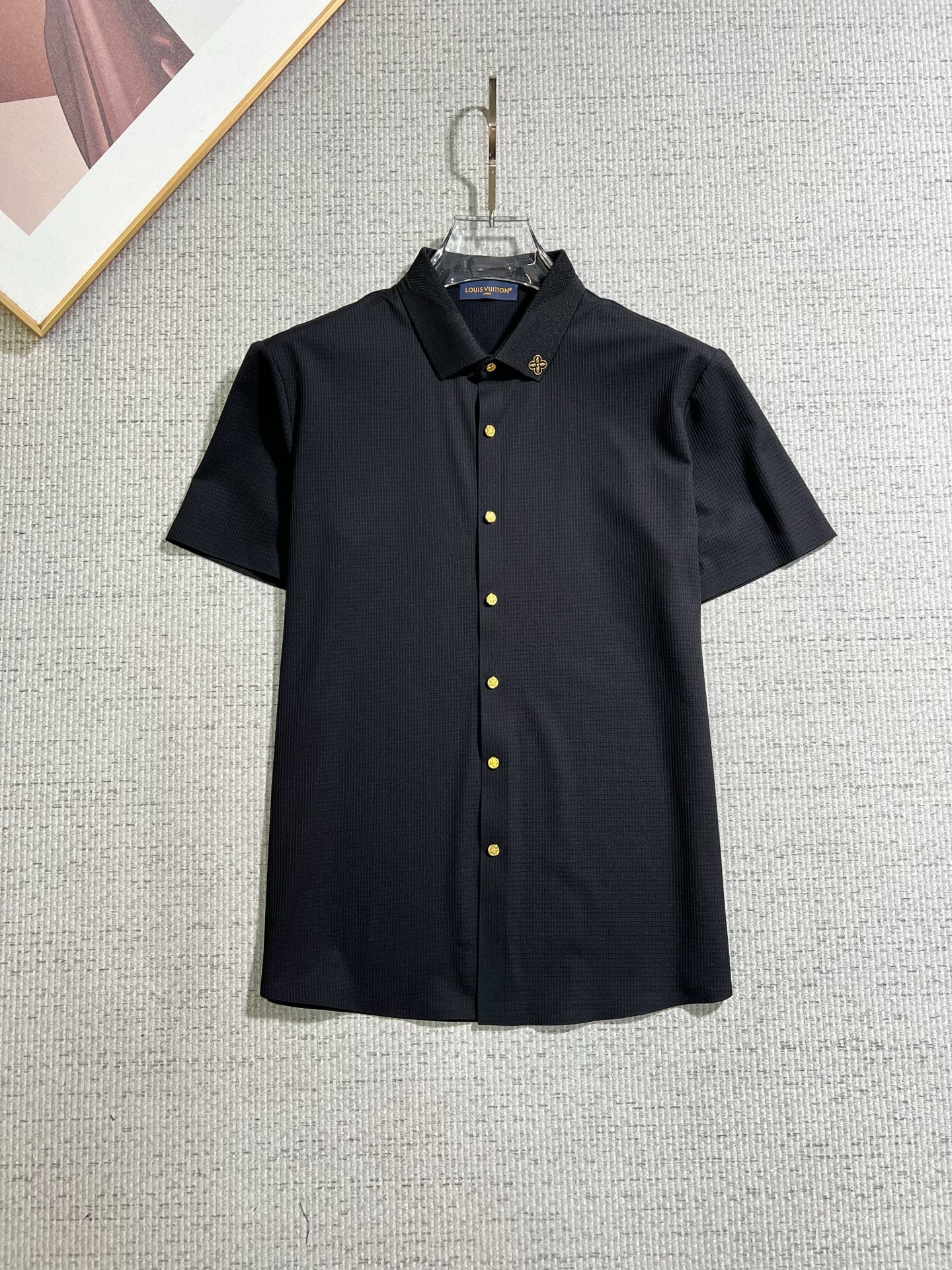 NO:913560,LV 2026ss spring and summer fashion hot-selling short-sleeved shirt, sold through trading company channels, in perfect condition, belongs to cabinet level, predictable hot-selling, advanced customized imported long-staple cotton fabric, master tailoring, invincible texture, excellent skin-friendly, very outstanding aesthetic design, exquisite craftsmanship, smooth lines, perfect match!  Easily upgrade your sense of fashion, with high recognition, great upper body effect, extremely sophisticated and rigorous workmanship, neat and meticulous wiring, it can be worn for business or daily leisure!  Counter size M-3xl,,louis vuitton,shirts,T-shirt,19860909LV 2026ss春夏时尚大爆款短袖衬衫,贸易公司渠道货,品相完美如斯,属于入柜级别,可预见性的爆款,高级定制进口长绒棉面料,大师级剪裁,质感无敌,亲肤性极佳,非常出彩的美学设计,工艺精湛,线条流畅,完美搭配！轻松将时髦感进阶,有着高强辨识度,上身效果超赞,做工极为考究严谨,走线工整细致,商务抑或日常休闲均可搭配！专柜尺码 M-3xl,,louis vuitton,shirts,T-shirt,,Men's clothing