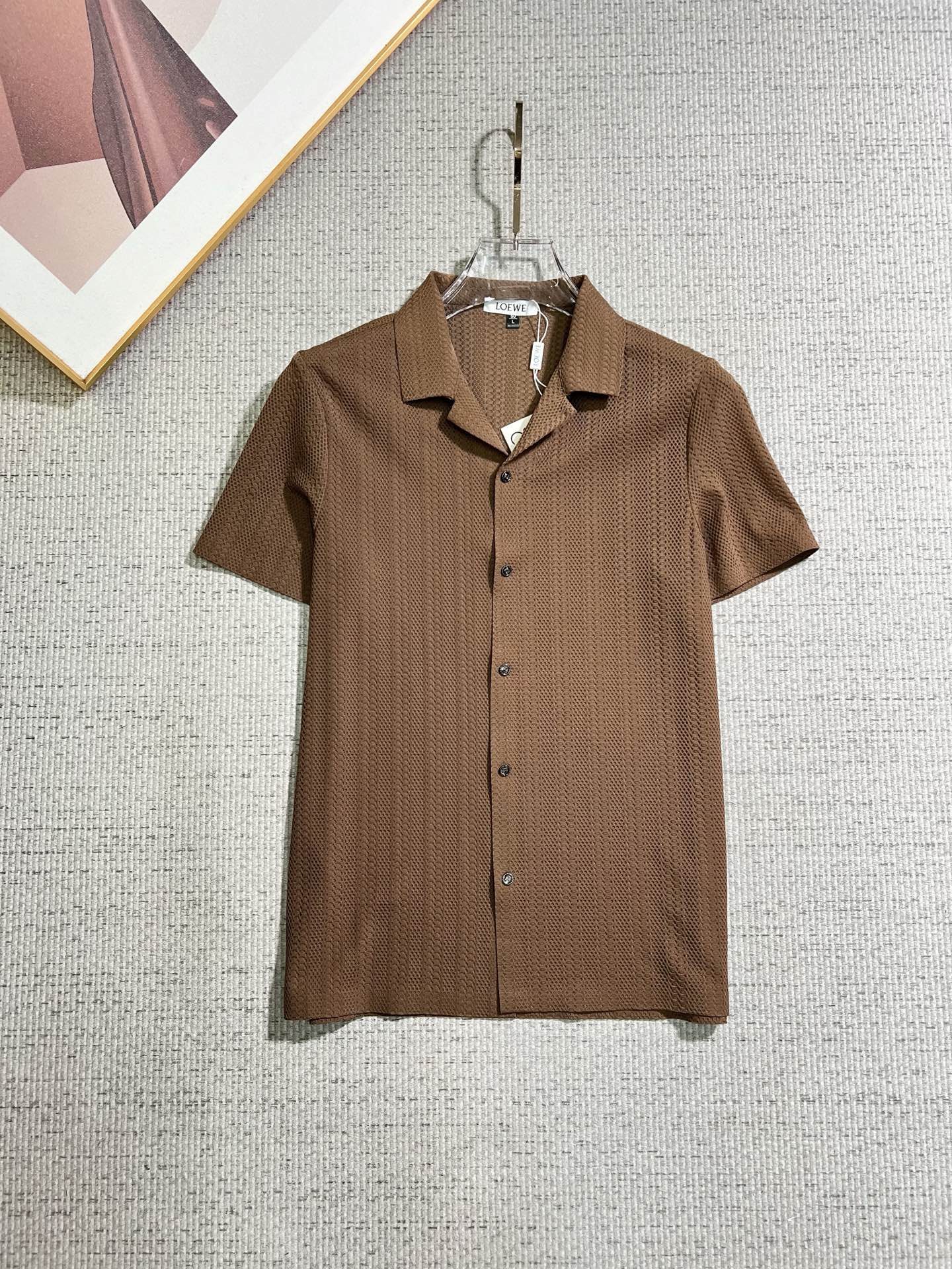 NO:913586,Luo Yiwei's 2026ss spring and summer fashion hot-selling short-sleeved shirt, sold through trading company channels, in perfect condition, belongs to the cabinet level, predictable hot style, advanced custom-made imported long-staple cotton fabric, master tailoring, invincible texture, excellent skin-friendly, very outstanding aesthetic design, exquisite craftsmanship, smooth lines, perfect match!  Easily upgrade your sense of fashion, with high recognition, great upper body effect, extremely sophisticated and rigorous workmanship, neat and meticulous wiring, it can be worn for business or daily leisure!  Counter size M-3xl,,loewe,shirts,T-shirt,19860909罗意威 2026ss春夏时尚大爆款短袖衬衫,贸易公司渠道货,品相完美如斯,属于入柜级别,可预见性的爆款,高级定制进口长绒棉面料,大师级剪裁,质感无敌,亲肤性极佳,非常出彩的美学设计,工艺精湛,线条流畅,完美搭配！轻松将时髦感进阶,有着高强辨识度,上身效果超赞,做工极为考究严谨,走线工整细致,商务抑或日常休闲均可搭配！专柜尺码 M-3xl,,loewe,shirts,T-shirt,,Men's clothing
