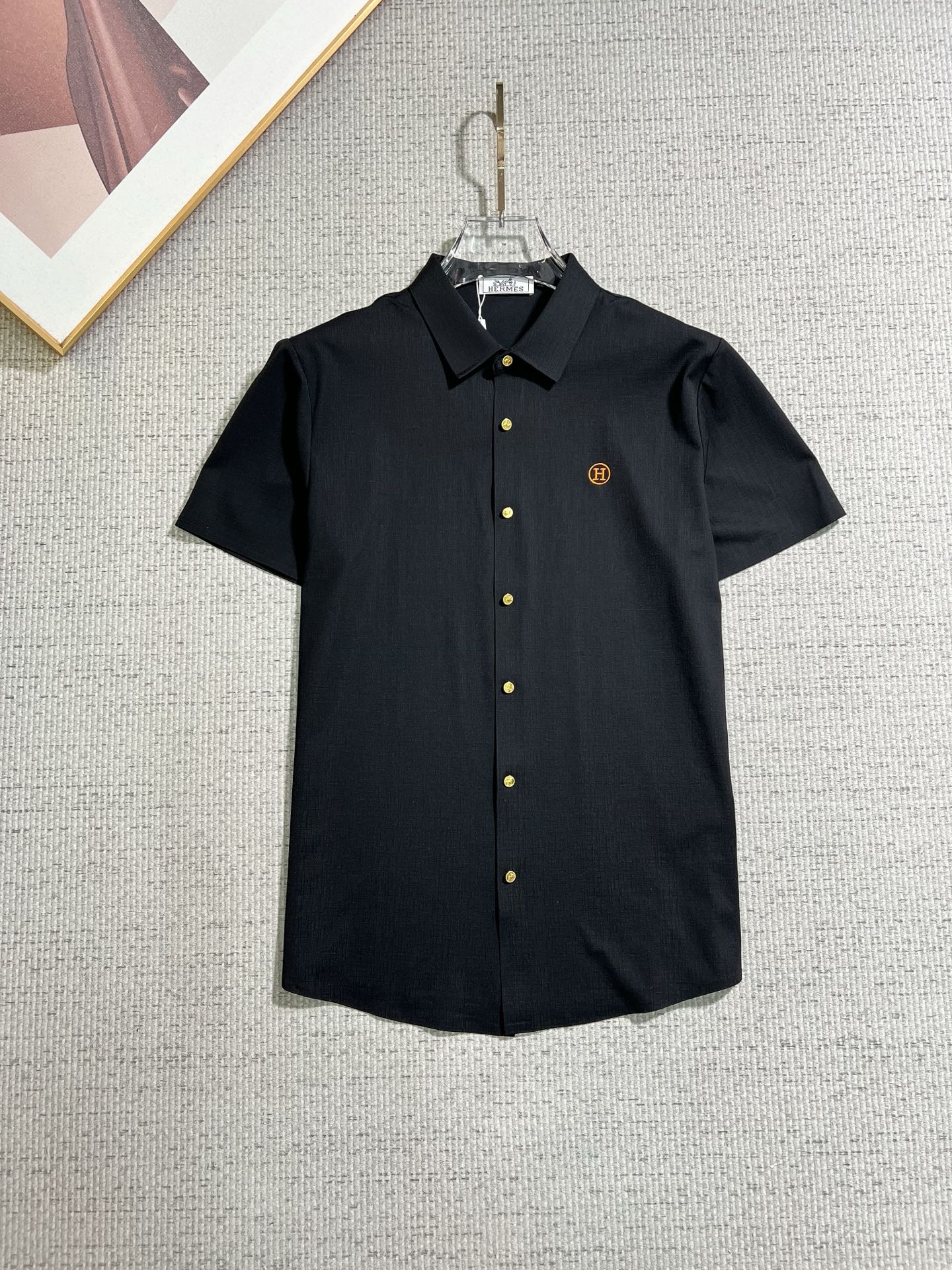 NO:913583,Hermès 2026ss spring and summer fashion hot-selling short-sleeved shirt, sold through trading company channels, in perfect condition, belongs to cabinet level, predictable hot style, advanced customized imported long-staple cotton fabric, master tailoring, invincible texture, excellent skin-friendly, very outstanding aesthetic design, exquisite craftsmanship, smooth lines, perfect match!  Easily upgrade your sense of fashion, with high recognition, great upper body effect, extremely sophisticated and rigorous workmanship, neat and meticulous wiring, it can be worn for business or daily leisure!  Counter size M-3xl,,hermes,shirts,T-shirt,19860909爱马仕 2026ss春夏时尚大爆款短袖衬衫,贸易公司渠道货,品相完美如斯,属于入柜级别,可预见性的爆款,高级定制进口长绒棉面料,大师级剪裁,质感无敌,亲肤性极佳,非常出彩的美学设计,工艺精湛,线条流畅,完美搭配！轻松将时髦感进阶,有着高强辨识度,上身效果超赞,做工极为考究严谨,走线工整细致,商务抑或日常休闲均可搭配！专柜尺码 M-3xl,,hermes,shirts,T-shirt,,Men's clothing