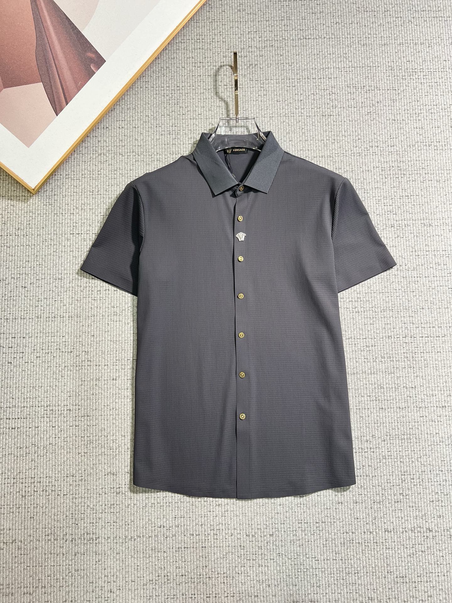 NO:913580,Versace 2026ss spring and summer fashion popular short-sleeved shirt, sold through trading company channels, in perfect condition, belongs to the cabinet level, predictable hot style, advanced customized imported long-staple cotton fabric, master tailoring, invincible texture, excellent skin-friendly, very outstanding aesthetic design, exquisite craftsmanship, smooth lines, perfect match!  Easily upgrade your sense of fashion, with high recognition, great upper body effect, extremely sophisticated and rigorous workmanship, neat and meticulous wiring, it can be worn for business or daily leisure!  Counter size M-3xl,,versace,shirts,T-shirt,19860909范思哲 2026ss春夏时尚大爆款短袖衬衫,贸易公司渠道货,品相完美如斯,属于入柜级别,可预见性的爆款,高级定制进口长绒棉面料,大师级剪裁,质感无敌,亲肤性极佳,非常出彩的美学设计,工艺精湛,线条流畅,完美搭配！轻松将时髦感进阶,有着高强辨识度,上身效果超赞,做工极为考究严谨,走线工整细致,商务抑或日常休闲均可搭配！专柜尺码 M-3xl,,versace,shirts,T-shirt,,Men's clothing