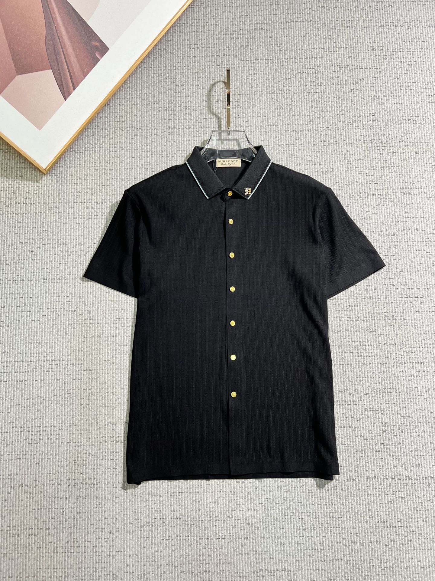 NO:913574,Burberry 2026ss spring and summer fashion hot-selling short-sleeved shirt, sold through trading company channels, in perfect condition, belongs to cabinet level, predictable hot style, advanced customized imported long-staple cotton fabric, master tailoring, invincible texture, excellent skin-friendly, very outstanding aesthetic design, exquisite craftsmanship, smooth lines, perfect match!  Easily upgrade your sense of fashion, with high recognition, great upper body effect, extremely sophisticated and rigorous workmanship, neat and meticulous wiring, it can be worn for business or daily leisure!  Counter size M-3xl,,burberry,burberry,shirts,T-shirt,19860909Burberry 巴宝莉 2026ss春夏时尚大爆款短袖衬衫,贸易公司渠道货,品相完美如斯,属于入柜级别,可预见性的爆款,高级定制进口长绒棉面料,大师级剪裁,质感无敌,亲肤性极佳,非常出彩的美学设计,工艺精湛,线条流畅,完美搭配！轻松将时髦感进阶,有着高强辨识度,上身效果超赞,做工极为考究严谨,走线工整细致,商务抑或日常休闲均可搭配！专柜尺码 M-3xl,,burberry,burberry,shirts,T-shirt,,Men's clothing