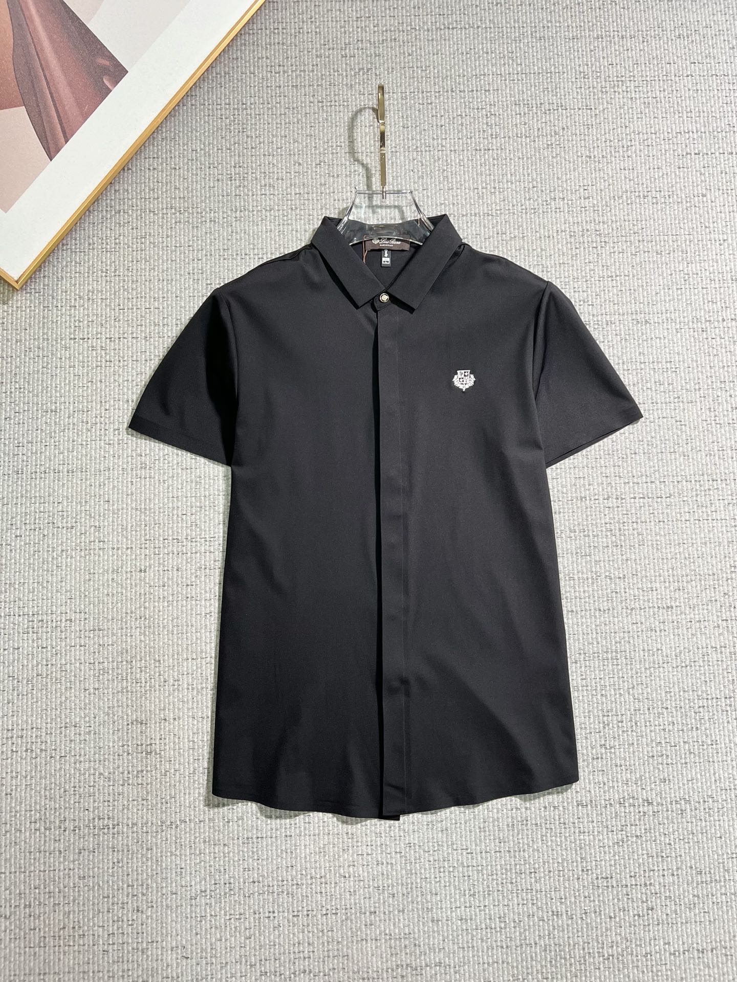 NO:913571,LP 2006ss spring and summer fashion popular short-sleeved shirt, sold through trading company channels, in perfect condition, belongs to cabinet level, predictable hot style, advanced customized imported long-staple cotton fabric, master tailoring, invincible texture, excellent skin-friendly, very outstanding aesthetic design, exquisite craftsmanship, smooth lines, perfect match!  Easily upgrade your sense of fashion, with high recognition, great upper body effect, extremely sophisticated and rigorous workmanship, neat and meticulous wiring, it can be worn for business or daily leisure!  Counter size M-3xl,,loro piana,shirts,T-shirt,19860909LP 2006ss春夏时尚大爆款短袖衬衫,贸易公司渠道货,品相完美如斯,属于入柜级别,可预见性的爆款,高级定制进口长绒棉面料,大师级剪裁,质感无敌,亲肤性极佳,非常出彩的美学设计,工艺精湛,线条流畅,完美搭配！轻松将时髦感进阶,有着高强辨识度,上身效果超赞,做工极为考究严谨,走线工整细致,商务抑或日常休闲均可搭配！专柜尺码 M-3xl,,loro piana,shirts,T-shirt,,Men's clothing