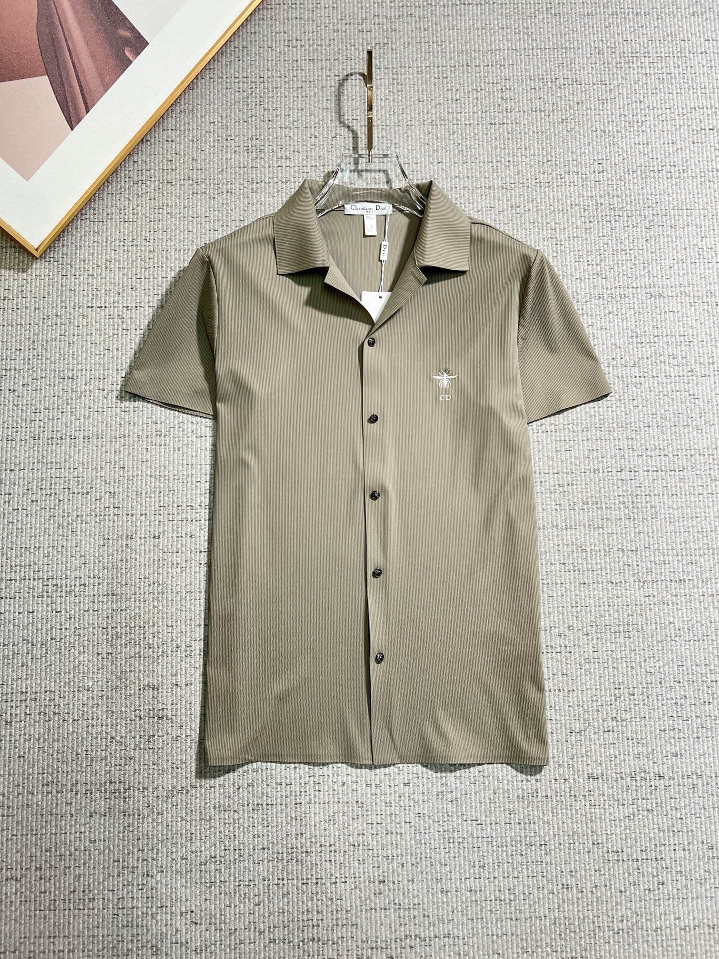 NO:913568,Dior Dior 2026ss spring and summer fashion hot-selling short-sleeved shirt, sold through trading company channels, in perfect condition, belongs to cabinet level, predictable hot style, advanced custom imported long-staple cotton fabric, master tailoring, invincible texture, excellent skin-friendly, very outstanding aesthetic design, exquisite craftsmanship, smooth lines, perfect match!  Easily upgrade your sense of fashion, with high recognition, great upper body effect, extremely sophisticated and rigorous workmanship, neat and meticulous wiring, it can be worn for business or daily leisure!  Counter size M-3xl,,dior,dior,shirts,T-shirt,19860909Dior 迪奥 2026ss春夏时尚大爆款短袖衬衫,贸易公司渠道货,品相完美如斯,属于入柜级别,可预见性的爆款,高级定制进口长绒棉面料,大师级剪裁,质感无敌,亲肤性极佳,非常出彩的美学设计,工艺精湛,线条流畅,完美搭配！轻松将时髦感进阶,有着高强辨识度,上身效果超赞,做工极为考究严谨,走线工整细致,商务抑或日常休闲均可搭配！专柜尺码 M-3xl,,dior,dior,shirts,T-shirt,,Men's clothing