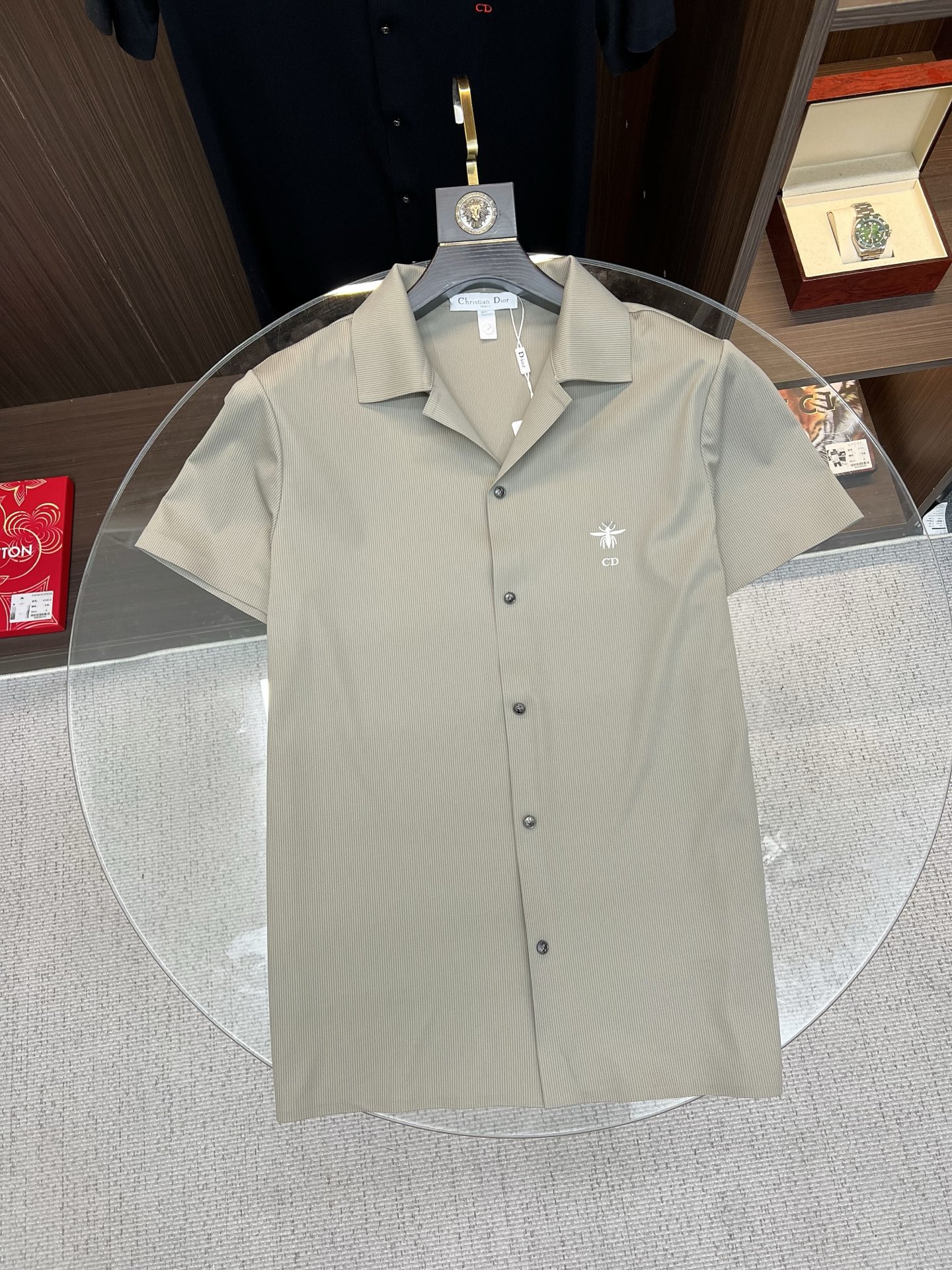 NO:916400,Dior Dior 2026ss spring and summer fashion hot-selling short-sleeved shirt, sold through trading company channels, in perfect condition, belongs to cabinet level, predictable hot style, advanced custom imported long-staple cotton fabric, master tailoring, invincible texture, excellent skin-friendly, very outstanding aesthetic design, exquisite craftsmanship, smooth lines, perfect match!  Easily upgrade your sense of fashion, with high recognition, great upper body effect, extremely sophisticated and rigorous workmanship, neat and meticulous wiring, it can be worn for business or daily leisure!  Counter size M-3xl,,dior,dior,shirts,T-shirt,19860909Dior 迪奥 2026ss春夏时尚大爆款短袖衬衫,贸易公司渠道货,品相完美如斯,属于入柜级别,可预见性的爆款,高级定制进口长绒棉面料,大师级剪裁,质感无敌,亲肤性极佳,非常出彩的美学设计,工艺精湛,线条流畅,完美搭配！轻松将时髦感进阶,有着高强辨识度,上身效果超赞,做工极为考究严谨,走线工整细致,商务抑或日常休闲均可搭配！专柜尺码 M-3xl,,dior,dior,shirts,T-shirt,,Men's clothing