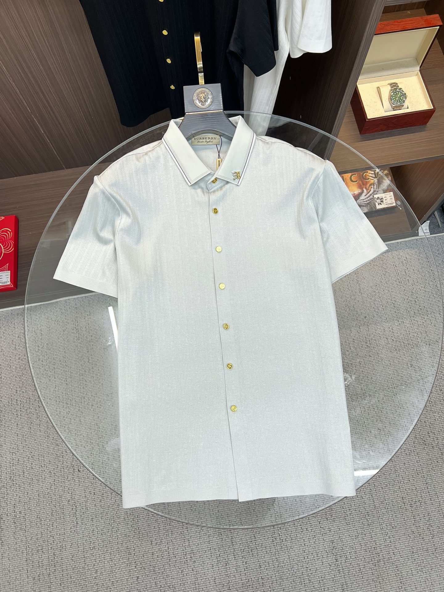 NO:916394,Burberry 2026ss spring and summer fashion hot-selling short-sleeved shirt, sold through trading company channels, in perfect condition, belongs to cabinet level, predictable hot style, advanced customized imported long-staple cotton fabric, master tailoring, invincible texture, excellent skin-friendly, very outstanding aesthetic design, exquisite craftsmanship, smooth lines, perfect match!  Easily upgrade your sense of fashion, with high recognition, great upper body effect, extremely sophisticated and rigorous workmanship, neat and meticulous wiring, it can be worn for business or daily leisure!  Counter size M-3xl,,burberry,burberry,shirts,T-shirt,19860909Burberry 巴宝莉 2026ss春夏时尚大爆款短袖衬衫,贸易公司渠道货,品相完美如斯,属于入柜级别,可预见性的爆款,高级定制进口长绒棉面料,大师级剪裁,质感无敌,亲肤性极佳,非常出彩的美学设计,工艺精湛,线条流畅,完美搭配！轻松将时髦感进阶,有着高强辨识度,上身效果超赞,做工极为考究严谨,走线工整细致,商务抑或日常休闲均可搭配！专柜尺码 M-3xl,,burberry,burberry,shirts,T-shirt,,Men's clothing