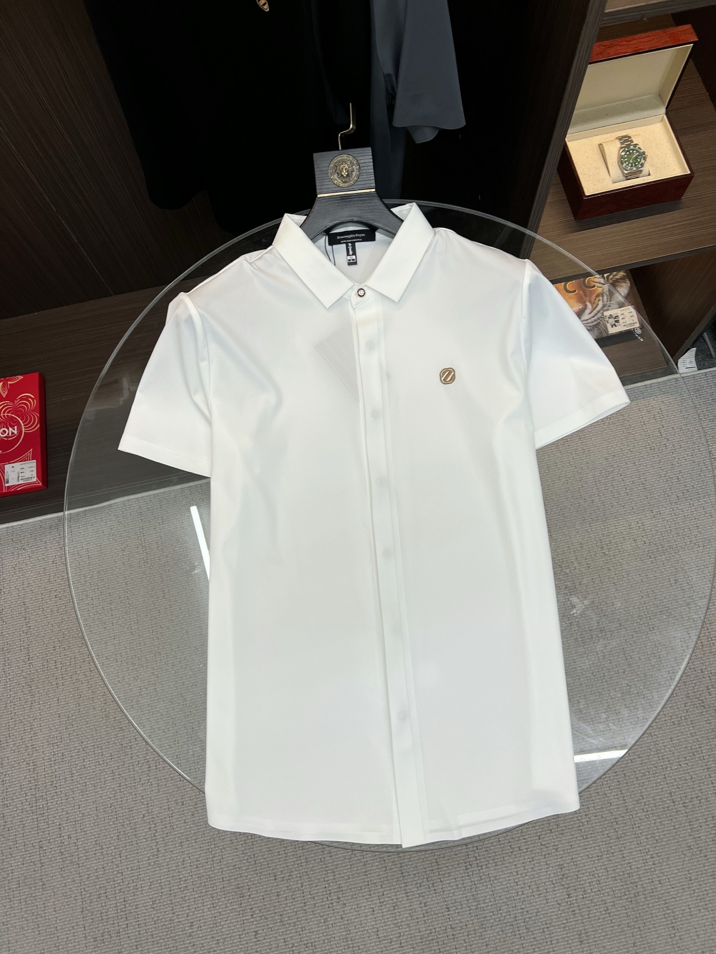 NO:916391,Ermenegildo Zegna's 2026ss spring and summer fashion hot-selling short-sleeved shirt, sold through trading company channels, in perfect condition, belongs to the cabinet level, predictable hot style, advanced customized imported long-staple cotton fabric, master tailoring, invincible texture, excellent skin-friendly, very outstanding aesthetic design, exquisite craftsmanship, smooth lines, perfect match!  Easily upgrade your sense of fashion, with high recognition, great upper body effect, extremely sophisticated and rigorous workmanship, neat and meticulous wiring, it can be worn for business or daily leisure!  Counter size M-3xl,,zegna,shirts,T-shirt,19860909杰尼亚 2026ss春夏时尚大爆款短袖衬衫,贸易公司渠道货,品相完美如斯,属于入柜级别,可预见性的爆款,高级定制进口长绒棉面料,大师级剪裁,质感无敌,亲肤性极佳,非常出彩的美学设计,工艺精湛,线条流畅,完美搭配！轻松将时髦感进阶,有着高强辨识度,上身效果超赞,做工极为考究严谨,走线工整细致,商务抑或日常休闲均可搭配！专柜尺码 M-3xl,,zegna,shirts,T-shirt,,Men's clothing