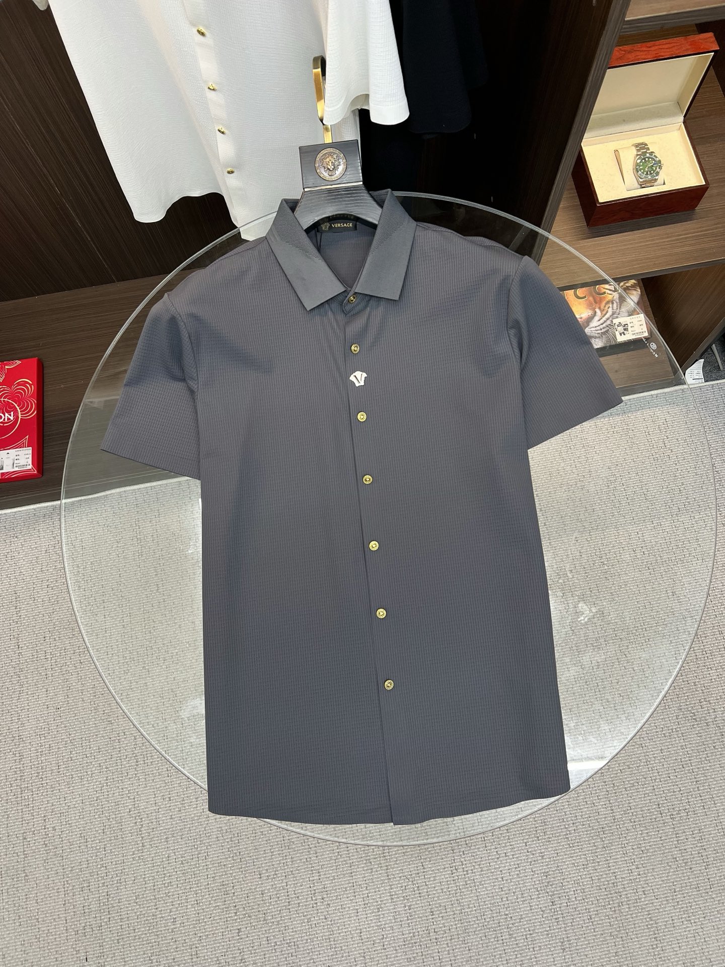 NO:916388,Versace 2026ss spring and summer fashion popular short-sleeved shirt, sold through trading company channels, in perfect condition, belongs to the cabinet level, predictable hot style, advanced customized imported long-staple cotton fabric, master tailoring, invincible texture, excellent skin-friendly, very outstanding aesthetic design, exquisite craftsmanship, smooth lines, perfect match!  Easily upgrade your sense of fashion, with high recognition, great upper body effect, extremely sophisticated and rigorous workmanship, neat and meticulous wiring, it can be worn for business or daily leisure!  Counter size M-3xl,,versace,shirts,T-shirt,19860909范思哲 2026ss春夏时尚大爆款短袖衬衫,贸易公司渠道货,品相完美如斯,属于入柜级别,可预见性的爆款,高级定制进口长绒棉面料,大师级剪裁,质感无敌,亲肤性极佳,非常出彩的美学设计,工艺精湛,线条流畅,完美搭配！轻松将时髦感进阶,有着高强辨识度,上身效果超赞,做工极为考究严谨,走线工整细致,商务抑或日常休闲均可搭配！专柜尺码 M-3xl,,versace,shirts,T-shirt,,Men's clothing