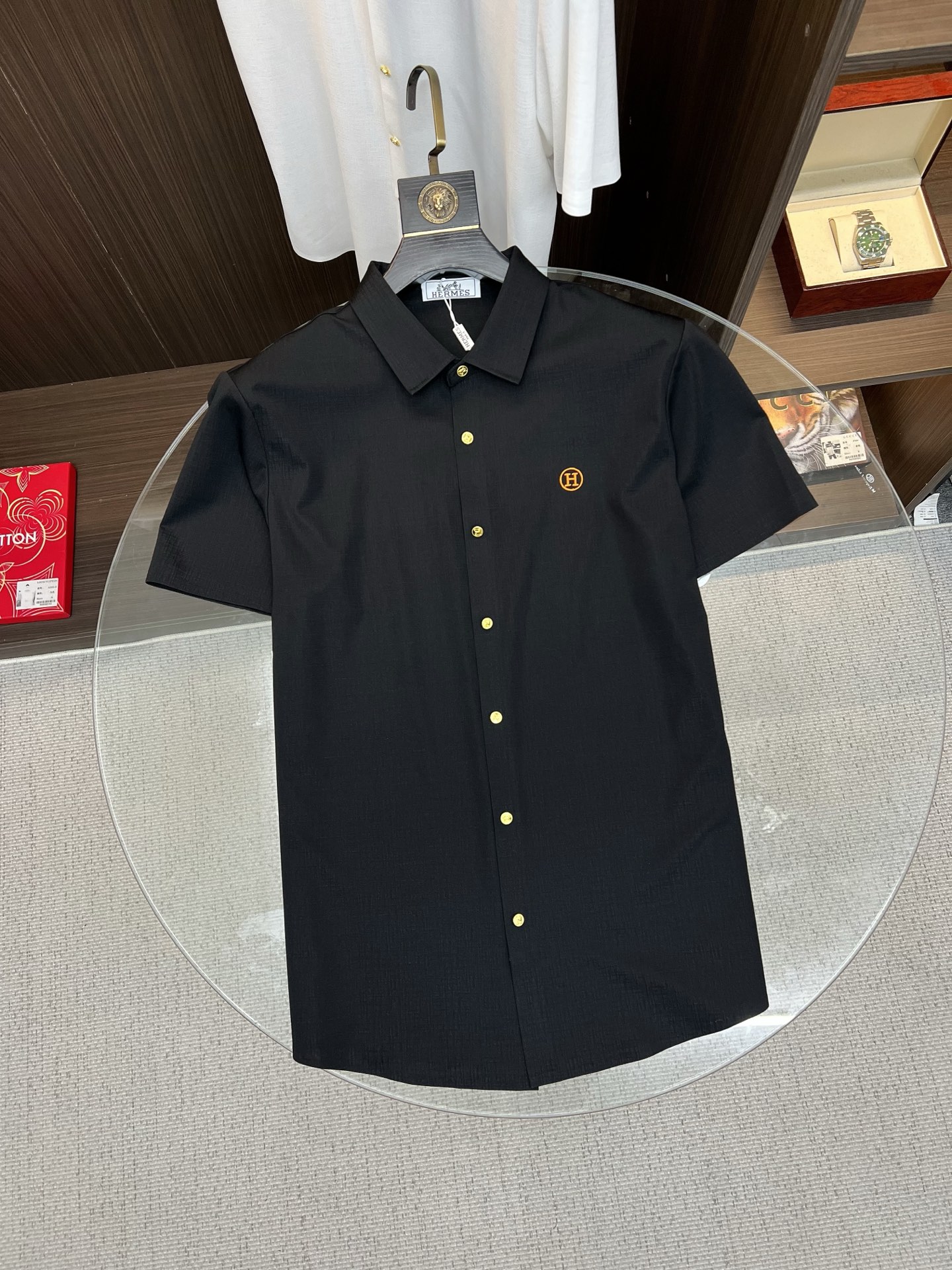 NO:916414,Hermès 2026ss spring and summer fashion hot-selling short-sleeved shirt, sold through trading company channels, in perfect condition, belongs to cabinet level, predictable hot style, advanced customized imported long-staple cotton fabric, master tailoring, invincible texture, excellent skin-friendly, very outstanding aesthetic design, exquisite craftsmanship, smooth lines, perfect match!  Easily upgrade your sense of fashion, with high recognition, great upper body effect, extremely sophisticated and rigorous workmanship, neat and meticulous wiring, it can be worn for business or daily leisure!  Counter size M-3xl,,hermes,shirts,T-shirt,19860909爱马仕 2026ss春夏时尚大爆款短袖衬衫,贸易公司渠道货,品相完美如斯,属于入柜级别,可预见性的爆款,高级定制进口长绒棉面料,大师级剪裁,质感无敌,亲肤性极佳,非常出彩的美学设计,工艺精湛,线条流畅,完美搭配！轻松将时髦感进阶,有着高强辨识度,上身效果超赞,做工极为考究严谨,走线工整细致,商务抑或日常休闲均可搭配！专柜尺码 M-3xl,,hermes,shirts,T-shirt,,Men's clothing
