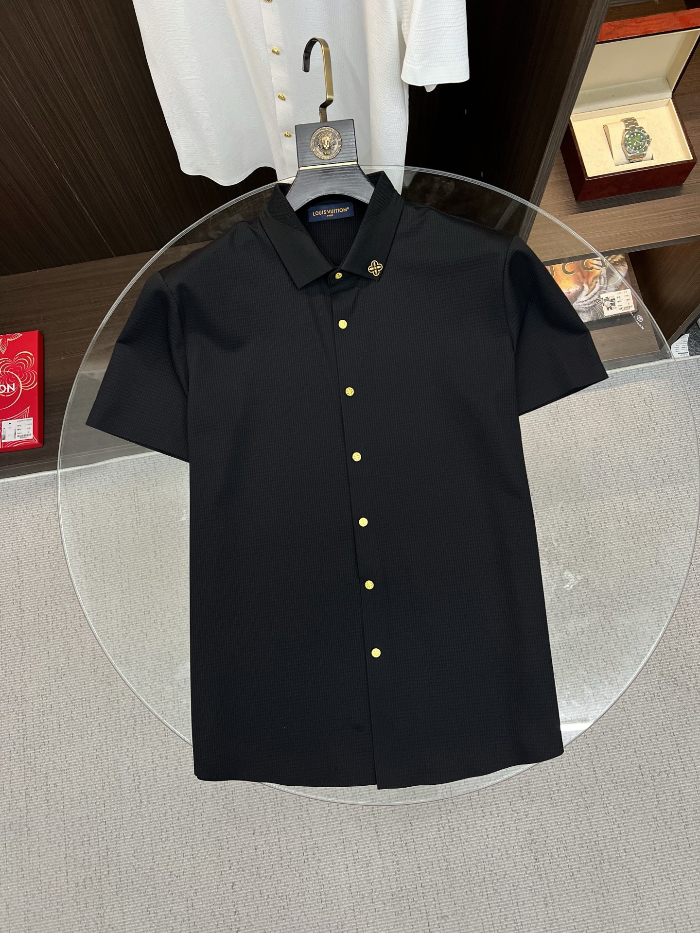 NO:916408,LV 2026ss spring and summer fashion hot-selling short-sleeved shirt, sold through trading company channels, in perfect condition, belongs to cabinet level, predictable hot-selling, advanced customized imported long-staple cotton fabric, master tailoring, invincible texture, excellent skin-friendly, very outstanding aesthetic design, exquisite craftsmanship, smooth lines, perfect match!  Easily upgrade your sense of fashion, with high recognition, great upper body effect, extremely sophisticated and rigorous workmanship, neat and meticulous wiring, it can be worn for business or daily leisure!  Counter size M-3xl,,louis vuitton,shirts,T-shirt,19860909LV 2026ss春夏时尚大爆款短袖衬衫,贸易公司渠道货,品相完美如斯,属于入柜级别,可预见性的爆款,高级定制进口长绒棉面料,大师级剪裁,质感无敌,亲肤性极佳,非常出彩的美学设计,工艺精湛,线条流畅,完美搭配！轻松将时髦感进阶,有着高强辨识度,上身效果超赞,做工极为考究严谨,走线工整细致,商务抑或日常休闲均可搭配！专柜尺码 M-3xl,,louis vuitton,shirts,T-shirt,,Men's clothing