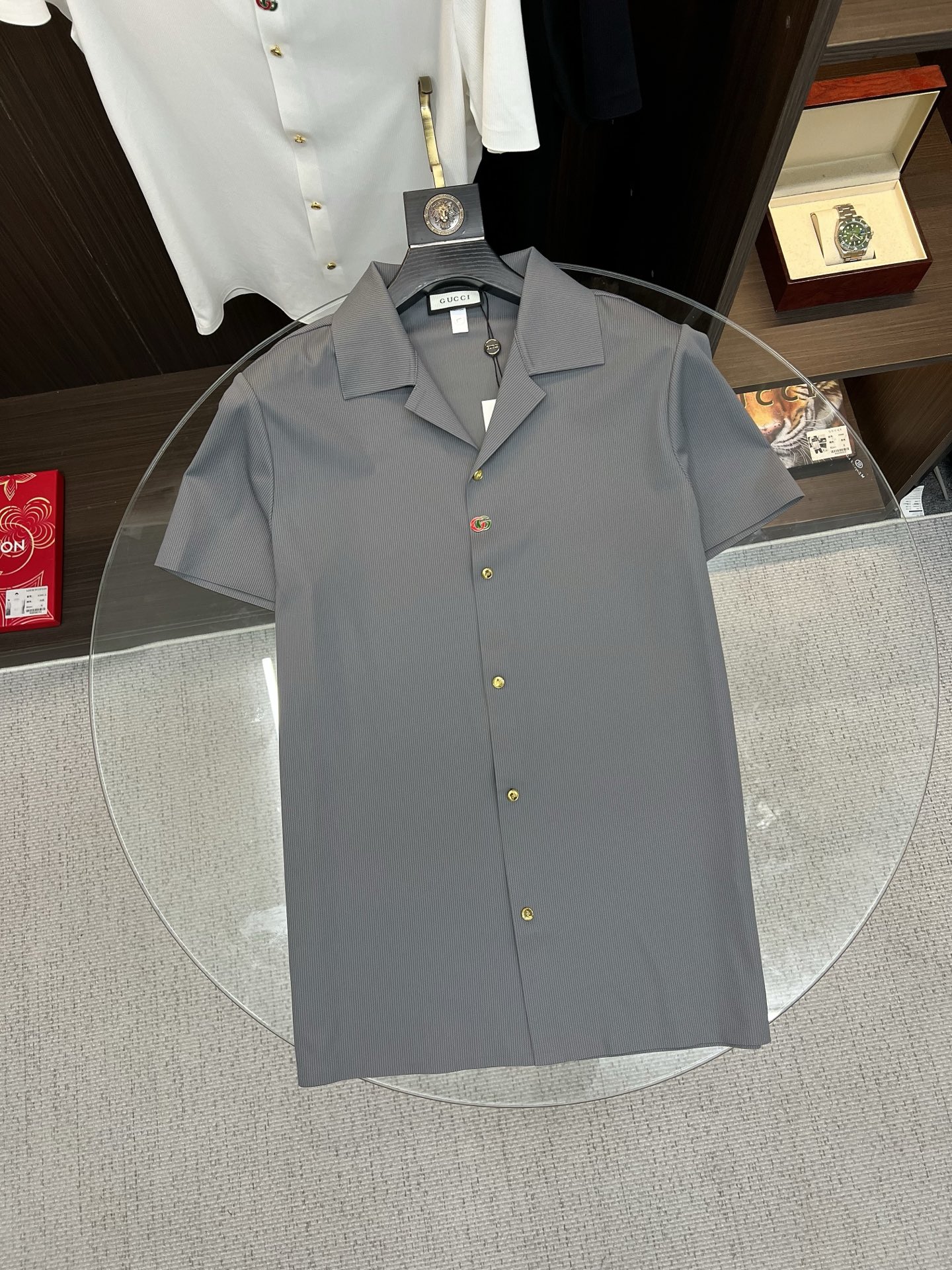 NO:916405,GUCCI Gucci 2026ss spring and summer fashion hot-selling short-sleeved shirt, sold through trading company channels, in perfect condition, belongs to cabinet level, predictable hot style, advanced custom imported long-staple cotton fabric, master tailoring, invincible texture, excellent skin-friendly, very outstanding aesthetic design, exquisite craftsmanship, smooth lines, perfect match!  Easily upgrade your sense of fashion, with high recognition, great upper body effect, extremely sophisticated and rigorous workmanship, neat and meticulous wiring, it can be worn for business or daily leisure!  Counter size M-3xl,,gucci,shirts,T-shirt,19860909GUCCI 古奇 2026ss春夏时尚大爆款短袖衬衫,贸易公司渠道货,品相完美如斯,属于入柜级别,可预见性的爆款,高级定制进口长绒棉面料,大师级剪裁,质感无敌,亲肤性极佳,非常出彩的美学设计,工艺精湛,线条流畅,完美搭配！轻松将时髦感进阶,有着高强辨识度,上身效果超赞,做工极为考究严谨,走线工整细致,商务抑或日常休闲均可搭配！专柜尺码 M-3xl,,gucci,shirts,T-shirt,,Men's clothing