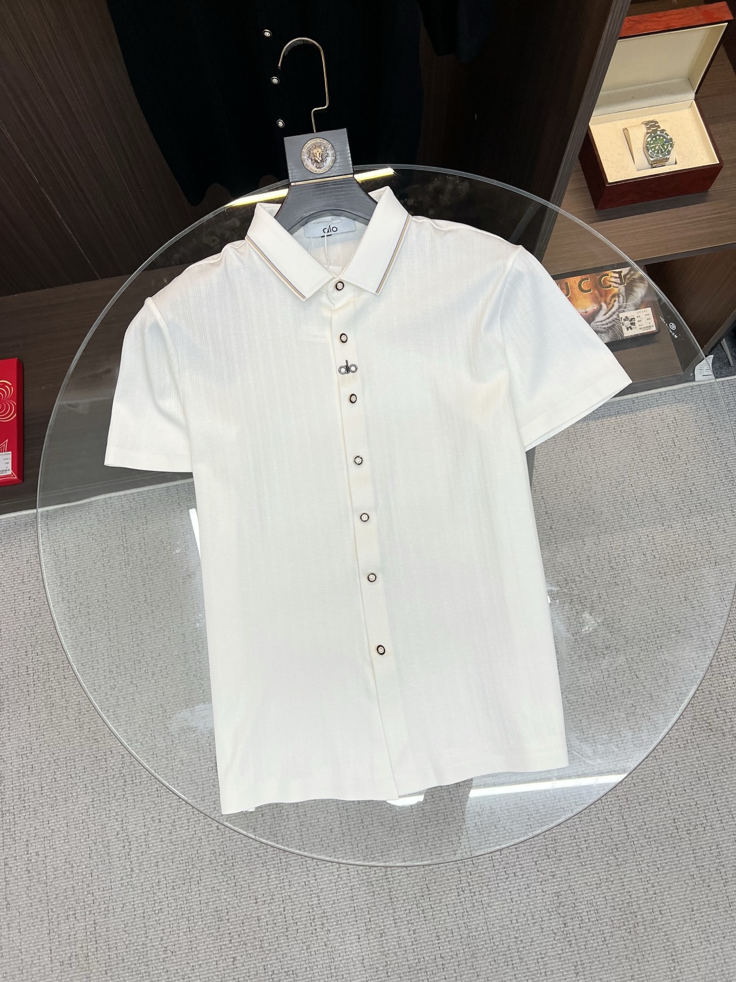 NO:916402,ALO 2026ss spring and summer fashion hot-selling short-sleeved shirt, sold through trading company channels, in perfect condition, belongs to cabinet level, predictable hot-selling, advanced customized imported long-staple cotton fabric, master tailoring, invincible texture, excellent skin-friendly, very outstanding aesthetic design, exquisite craftsmanship, smooth lines, perfect match!  Easily upgrade your sense of fashion, with high recognition, great upper body effect, extremely sophisticated and rigorous workmanship, neat and meticulous wiring, it can be worn for business or daily leisure!  Counter size M-3xl,,shirts,T-shirt,19860909ALO 2026ss春夏时尚大爆款短袖衬衫,贸易公司渠道货,品相完美如斯,属于入柜级别,可预见性的爆款,高级定制进口长绒棉面料,大师级剪裁,质感无敌,亲肤性极佳,非常出彩的美学设计,工艺精湛,线条流畅,完美搭配！轻松将时髦感进阶,有着高强辨识度,上身效果超赞,做工极为考究严谨,走线工整细致,商务抑或日常休闲均可搭配！专柜尺码 M-3xl,,shirts,T-shirt,,Men's clothing