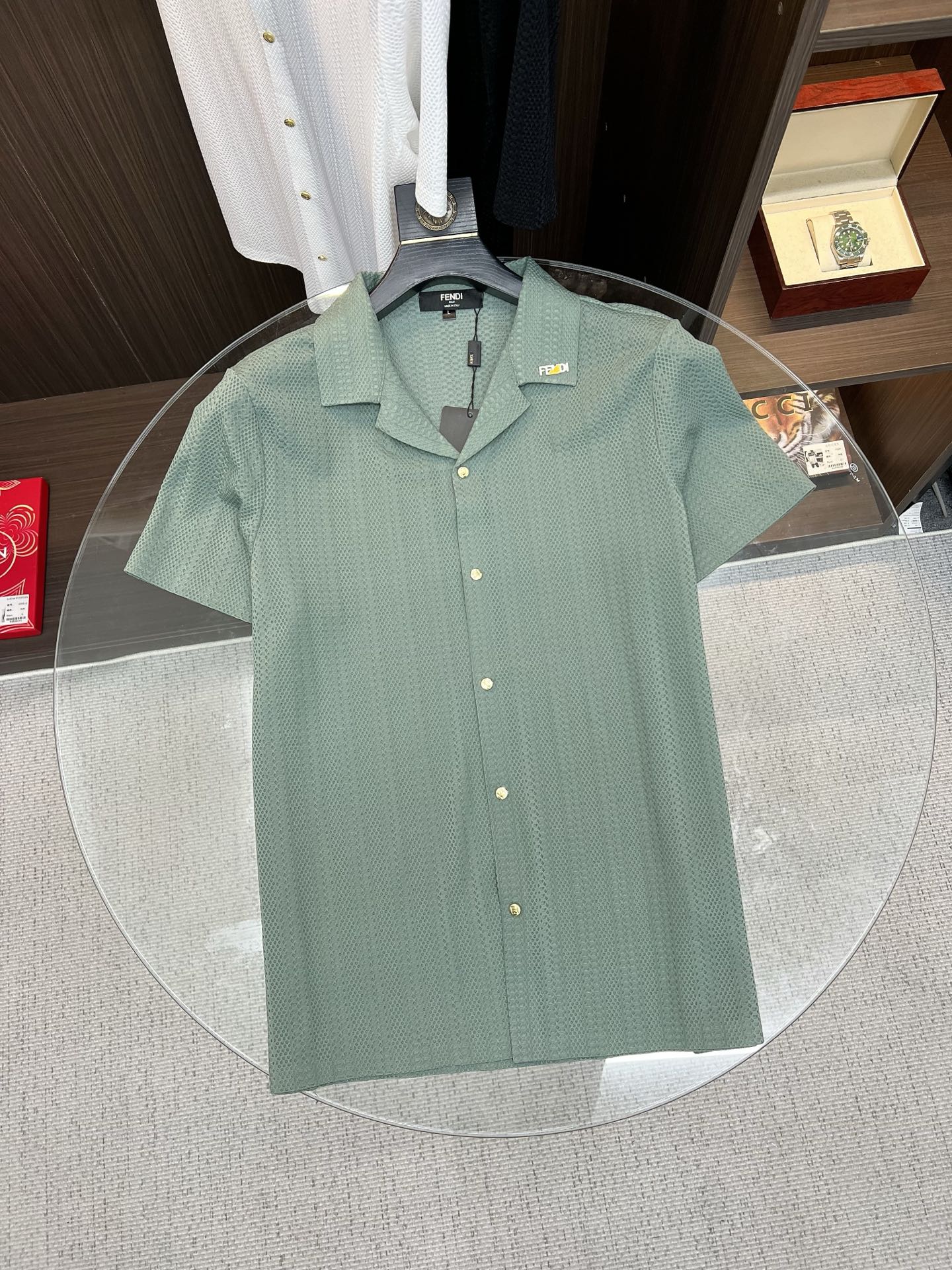 NO:916399,FENDI Fendi 2026ss spring and summer fashion hot-selling short-sleeved shirt, sold through trading company channels, in perfect condition, belongs to the cabinet level, predictable hot style, advanced custom imported long-staple cotton fabric, master tailoring, invincible texture, excellent skin-friendly, very outstanding aesthetic design, exquisite craftsmanship, smooth lines, perfect match!  Easily upgrade your sense of fashion, with high recognition, great upper body effect, extremely sophisticated and rigorous workmanship, neat and meticulous wiring, it can be worn for business or daily leisure!  Counter size M-3xl,,fendi,fendi,shirts,T-shirt,19860909FENDI 芬迪 2026ss春夏时尚大爆款短袖衬衫,贸易公司渠道货,品相完美如斯,属于入柜级别,可预见性的爆款,高级定制进口长绒棉面料,大师级剪裁,质感无敌,亲肤性极佳,非常出彩的美学设计,工艺精湛,线条流畅,完美搭配！轻松将时髦感进阶,有着高强辨识度,上身效果超赞,做工极为考究严谨,走线工整细致,商务抑或日常休闲均可搭配！专柜尺码 M-3xl,,fendi,fendi,shirts,T-shirt,,Men's clothing