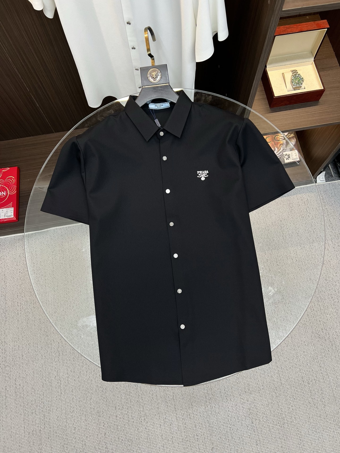 NO:916396,PRADA 2026ss spring and summer fashion hot-selling short-sleeved shirt, sold through trading company channels, in perfect condition, belongs to the cabinet level, predictable hot style, advanced customized imported long-staple cotton fabric, master tailoring, invincible texture, excellent skin-friendly, very outstanding aesthetic design, exquisite craftsmanship, smooth lines, perfect match!  Easily upgrade your sense of fashion, with high recognition, great upper body effect, extremely sophisticated and rigorous workmanship, neat and meticulous wiring, it can be worn for business or daily leisure!  Counter size M-3xl,,prada,prada,shirts,T-shirt,19860909PRADA 普拉达 2026ss春夏时尚大爆款短袖衬衫,贸易公司渠道货,品相完美如斯,属于入柜级别,可预见性的爆款,高级定制进口长绒棉面料,大师级剪裁,质感无敌,亲肤性极佳,非常出彩的美学设计,工艺精湛,线条流畅,完美搭配！轻松将时髦感进阶,有着高强辨识度,上身效果超赞,做工极为考究严谨,走线工整细致,商务抑或日常休闲均可搭配！专柜尺码 M-3xl,,prada,prada,shirts,T-shirt,,Men's clothing