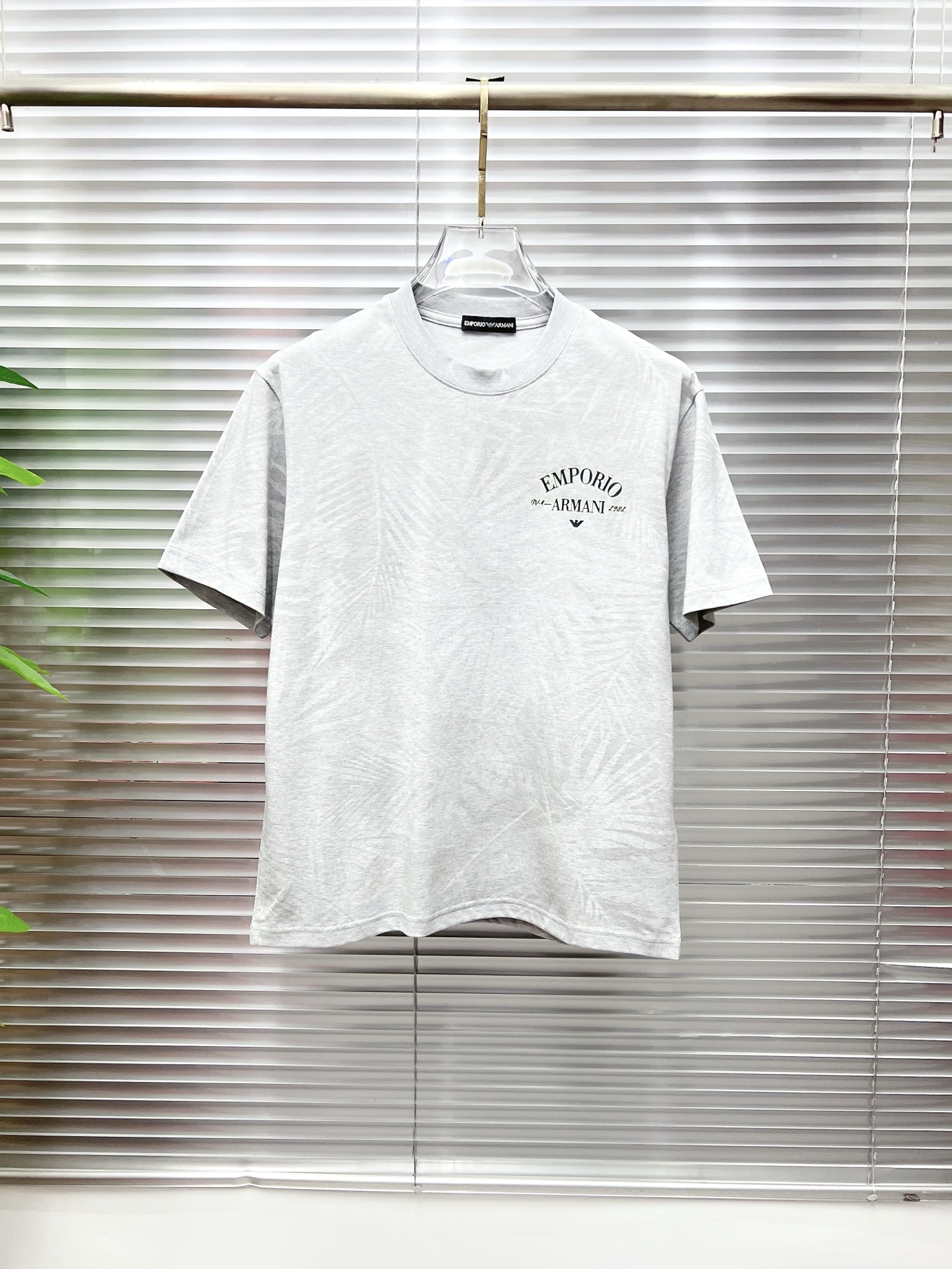 NO:930574,Armani Armani 2026 new summer short-sleeved T-shirt, the exclusive debut of the personalized art series on the entire network. The versatile details are perfectly processed and the pure cotton fabric is very exquisite. The original fabric is the same high version as the Internet celebrity star. The high-quality feel is very comfortable, fashionable and personalized. A super versatile and good-looking one. Size M-3XL,, armani, armani, T-shirt, tees, t-shirt,19860909Armani 阿玛尼 2026夏季新款短袖T恤,个性艺术系列全网独家首发 百搭款细节处理完美纯棉面料十分精致 原版面料 网红明星同款高版本 高品质手感非常舒服 时尚又个性 超级百搭好看的一款.码数M-3XL,,armani,armani,T-shirt,tees，t-shirt,,Men's clothing