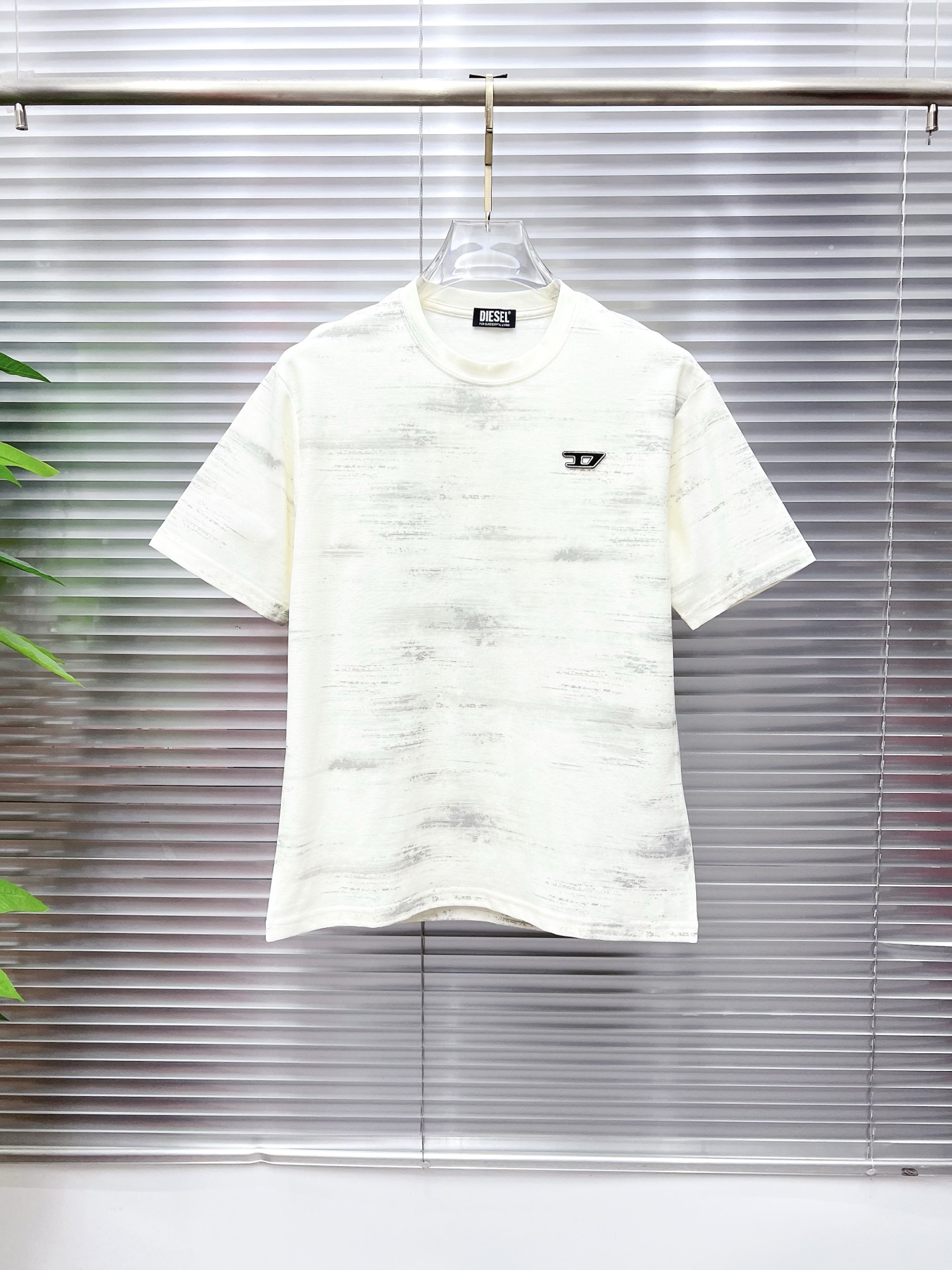 NO:930564,Diesel's 2026 new summer short-sleeved T-shirt, the exclusive first release of the personalized art series on the entire network. The versatile style has perfectly processed details. The pure cotton fabric is very exquisite. The original fabric is the same high version as the Internet celebrity star. The high quality feels very comfortable, fashionable and personalized. A super versatile and good-looking one. Size M-3XL,, T-shirt, tees, t-shirt,19860909迪赛 2026夏季新款短袖T恤,个性艺术系列全网独家首发 百搭款细节处理完美纯棉面料十分精致 原版面料 网红明星同款高版本 高品质手感非常舒服 时尚又个性 超级百搭好看的一款.码数M-3XL,,T-shirt,tees，t-shirt,,Men's clothing
