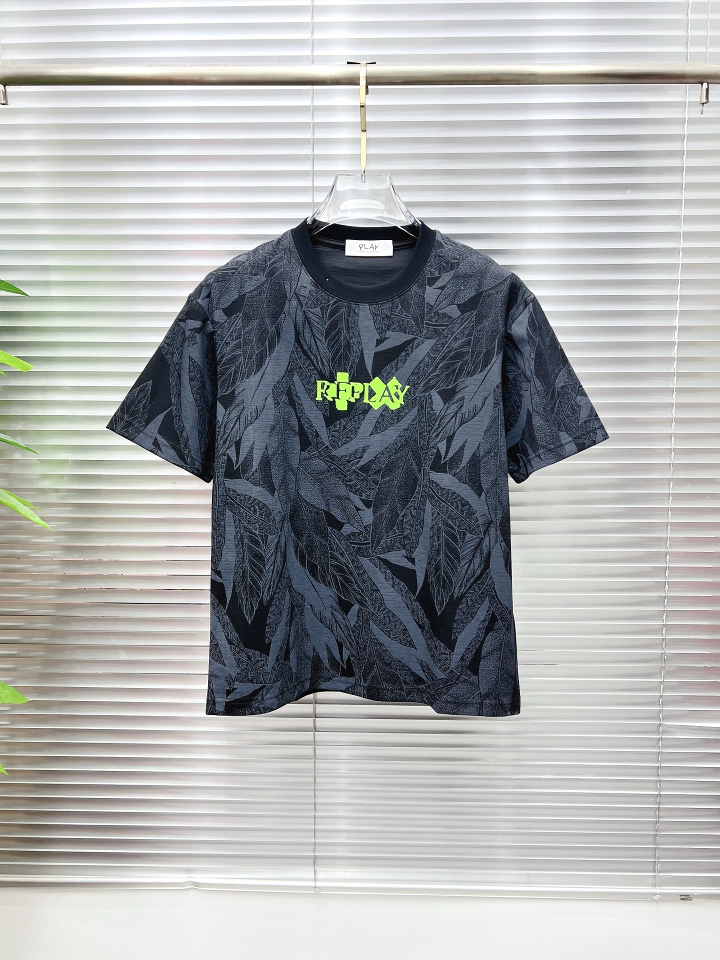 NO:930553,PLAY 2026 new summer short-sleeved T-shirt, the exclusive first release of the personalized art series on the entire network. The versatile style has perfect details and the pure cotton fabric is very exquisite. The original fabric is the same high version as the Internet celebrity star. The high-quality feel is very comfortable, fashionable and personalized. A super versatile and good-looking one. Size M-3XL,, T-shirt, tees, t-shirt,19860909PLAY 2026夏季新款短袖T恤,个性艺术系列全网独家首发 百搭款细节处理完美纯棉面料十分精致 原版面料 网红明星同款高版本 高品质手感非常舒服 时尚又个性 超级百搭好看的一款.码数M-3XL,,T-shirt,tees，t-shirt,,Men's clothing