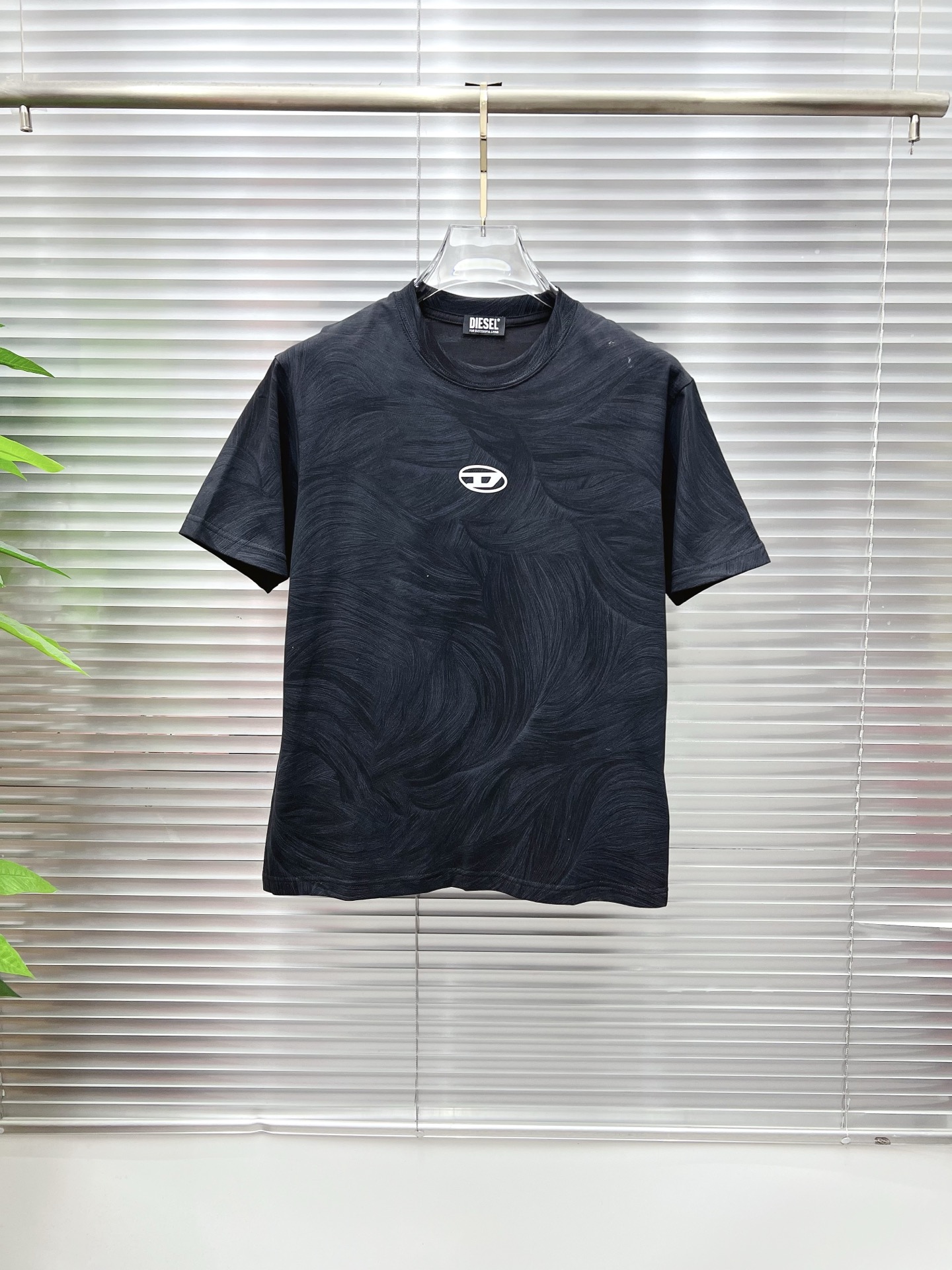NO:930535,Diesel's 2026 new summer short-sleeved T-shirt, the exclusive first release of the personalized art series on the entire network. The versatile style has perfectly processed details. The pure cotton fabric is very exquisite. The original fabric is the same high version as the Internet celebrity star. The high quality feels very comfortable, fashionable and personalized. A super versatile and good-looking one. Size M-3XL,, T-shirt, tees, t-shirt,19860909迪赛 2026夏季新款短袖T恤,个性艺术系列全网独家首发 百搭款细节处理完美纯棉面料十分精致 原版面料 网红明星同款高版本 高品质手感非常舒服 时尚又个性 超级百搭好看的一款.码数M-3XL,,T-shirt,tees，t-shirt,,Men's clothing