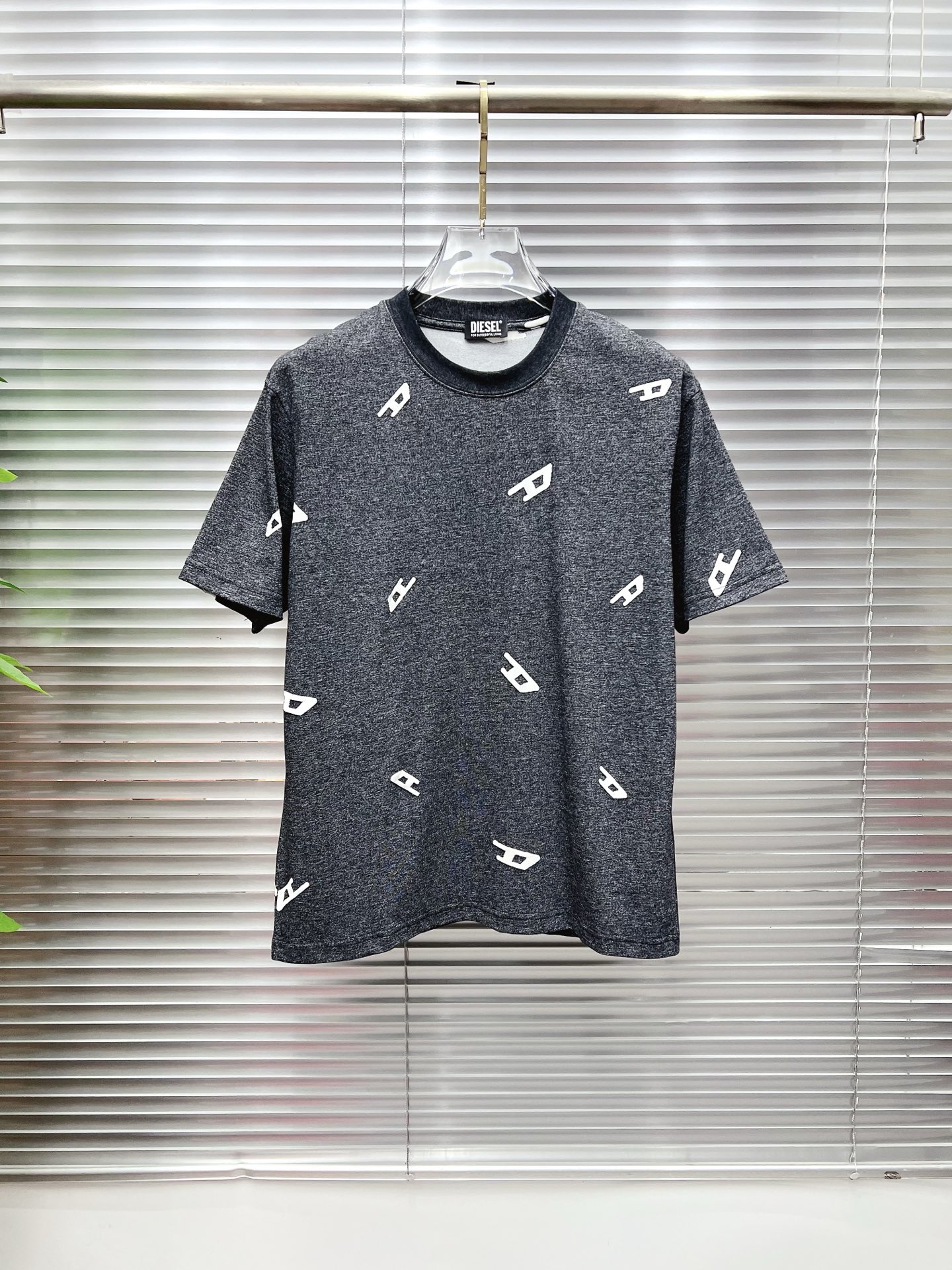 NO:930518,Diesel's 2026 new summer short-sleeved T-shirt, the exclusive first release of the personalized art series on the entire network. The versatile style has perfectly processed details. The pure cotton fabric is very exquisite. The original fabric is the same high version as the Internet celebrity star. The high quality feels very comfortable, fashionable and personalized. A super versatile and good-looking one. Size M-3XL,, T-shirt, tees, t-shirt,19860909迪赛 2026夏季新款短袖T恤,个性艺术系列全网独家首发 百搭款细节处理完美纯棉面料十分精致 原版面料 网红明星同款高版本 高品质手感非常舒服 时尚又个性 超级百搭好看的一款.码数M-3XL,,T-shirt,tees，t-shirt,,Men's clothing
