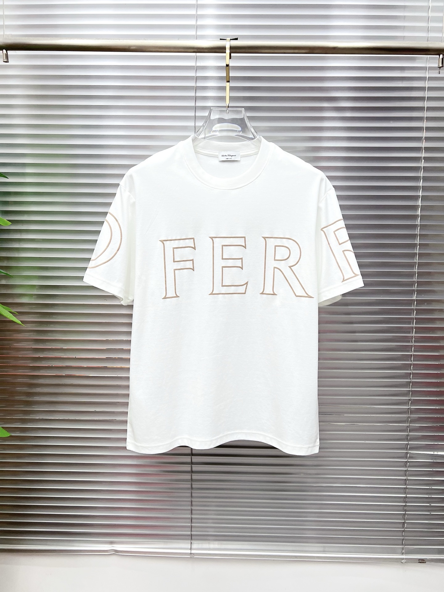 NO:930509,Ferragamo's 2026 new summer short-sleeved T-shirt, the exclusive debut of the personalized art series on the entire network. The versatile details are perfectly processed and the pure cotton fabric is very exquisite. The original fabric is the same high version as the Internet celebrity star. The high-quality feel is very comfortable, fashionable and personalized. A super versatile and good-looking one. Size M-3XL,, ferragamo, T-shirt, tees, t-shirt,19860909菲拉格慕 2026夏季新款短袖T恤,个性艺术系列全网独家首发 百搭款细节处理完美纯棉面料十分精致 原版面料 网红明星同款高版本 高品质手感非常舒服 时尚又个性 超级百搭好看的一款.码数M-3XL,,ferragamo,T-shirt,tees，t-shirt,,Men's clothing