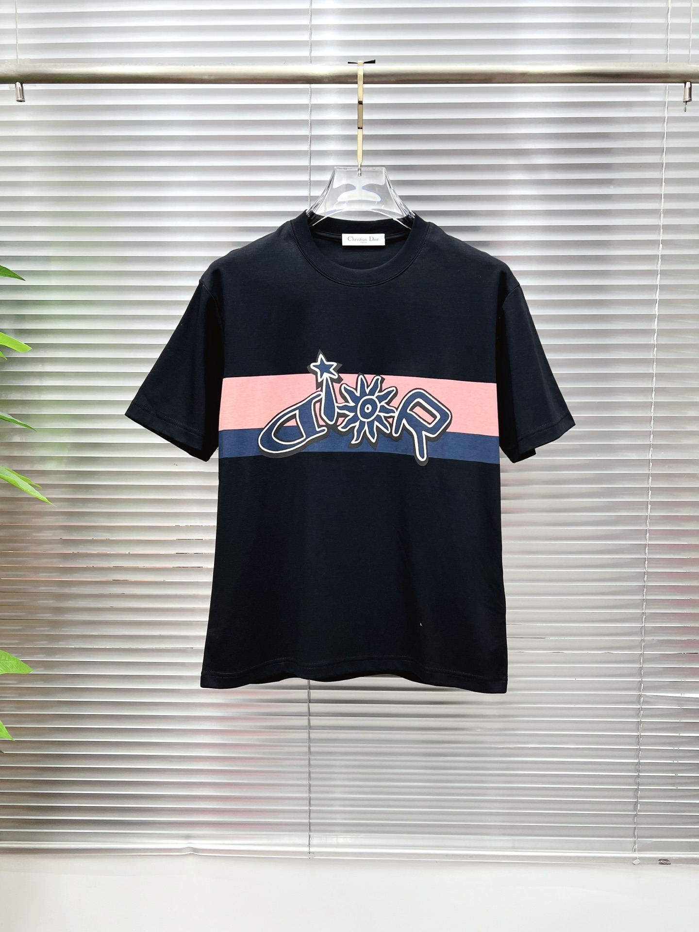 NO:930499,Dior Dior's 2026 new summer short-sleeved T-shirt, the exclusive debut of the personalized art series on the entire network. The versatile details are perfectly processed and the pure cotton fabric is very exquisite. The original fabric is the same high version as the Internet celebrity star. The high-quality feel is very comfortable, fashionable and personalized. A super versatile and good-looking one. Size M-3XL,, dior, dior, T-shirt, tees, t-shirt,19860909Dior 迪奥 2026夏季新款短袖T恤,个性艺术系列全网独家首发 百搭款细节处理完美纯棉面料十分精致 原版面料 网红明星同款高版本 高品质手感非常舒服 时尚又个性 超级百搭好看的一款.码数M-3XL,,dior,dior,T-shirt,tees，t-shirt,,Men's clothing