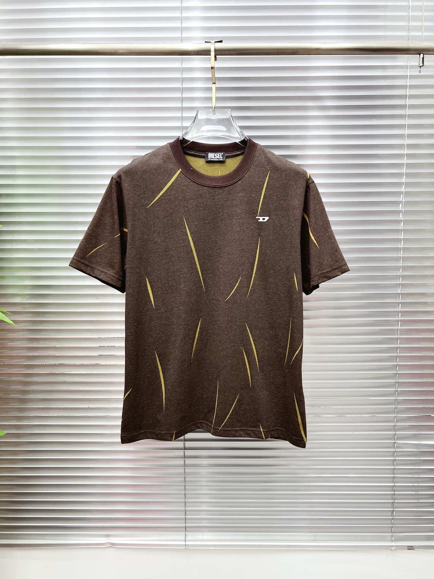 NO:930490,Diesel's 2026 new summer short-sleeved T-shirt, the exclusive first release of the personalized art series on the entire network. The versatile style has perfectly processed details. The pure cotton fabric is very exquisite. The original fabric is the same high version as the Internet celebrity star. The high quality feels very comfortable, fashionable and personalized. A super versatile and good-looking one. Size M-3XL,, T-shirt, tees, t-shirt,19860909迪赛 2026夏季新款短袖T恤,个性艺术系列全网独家首发 百搭款细节处理完美纯棉面料十分精致 原版面料 网红明星同款高版本 高品质手感非常舒服 时尚又个性 超级百搭好看的一款.码数M-3XL,,T-shirt,tees，t-shirt,,Men's clothing