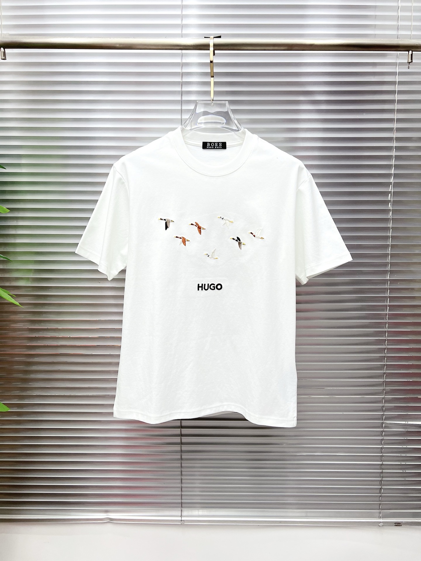 NO:930481,BOSS 2026 new summer short-sleeved T-shirt, the exclusive debut of the personalized art series on the entire network. The versatile style has perfect details and the pure cotton fabric is very exquisite. The original fabric is the same high version as the Internet celebrity star. The high-quality feel is very comfortable, fashionable and personalized. A super versatile and good-looking one. Size M-3XL,, T-shirt, tees, t-shirt,19860909BOSS 2026夏季新款短袖T恤,个性艺术系列全网独家首发 百搭款细节处理完美纯棉面料十分精致 原版面料 网红明星同款高版本 高品质手感非常舒服 时尚又个性 超级百搭好看的一款.码数M-3XL,,T-shirt,tees，t-shirt,,Men's clothing