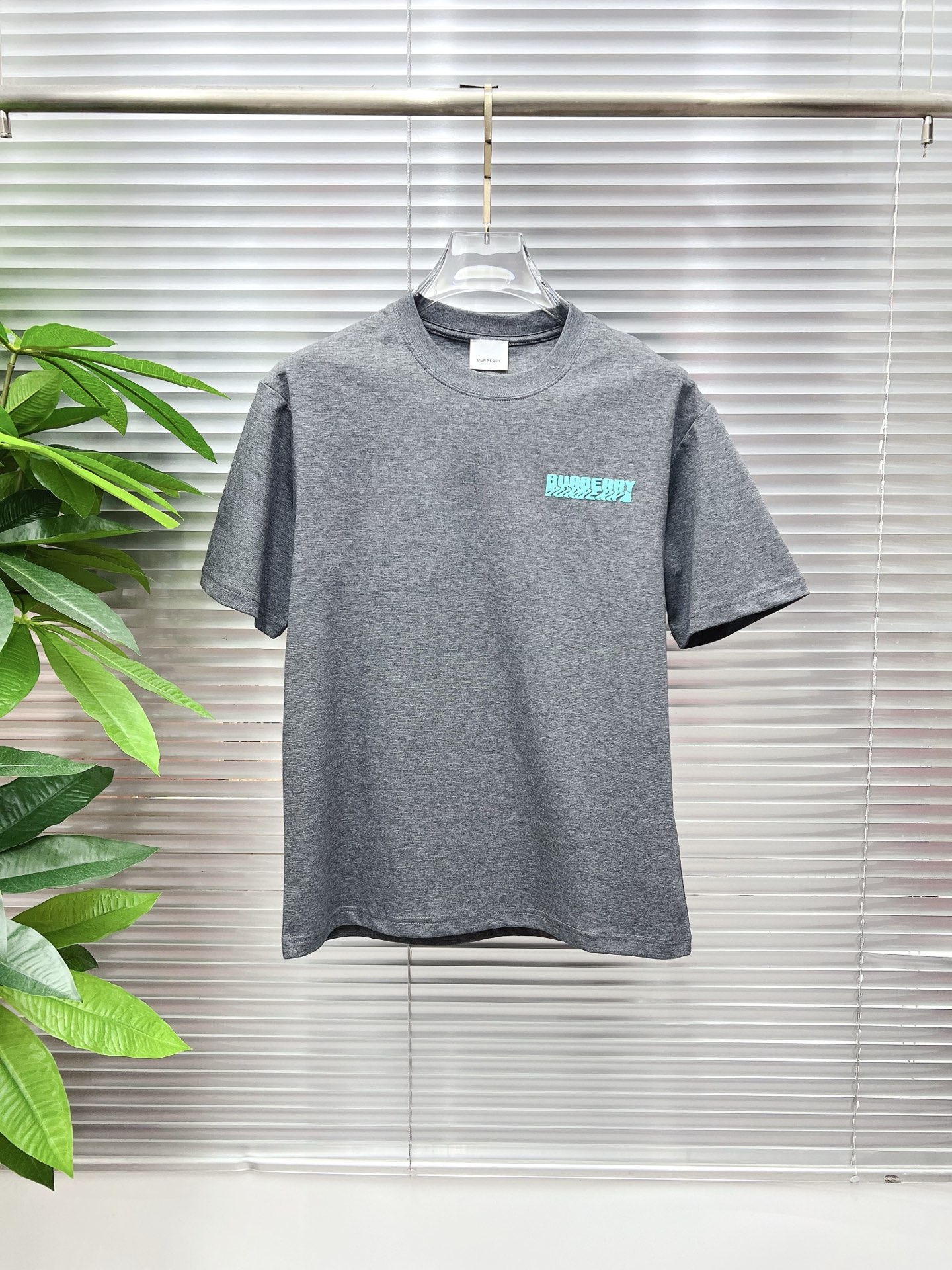 NO:930472,Burberry 2026 new summer short-sleeved T-shirt, the exclusive debut of the personalized art series on the entire network. The versatile details are perfectly processed and the pure cotton fabric is very exquisite. The original fabric is the same high version as the Internet celebrity star. The high-quality feel is very comfortable, fashionable and personalized. A super versatile and good-looking one. Size M-3XL,, burberry, burberry, T-shirt, tees, t-shirt,19860909Burberry 巴宝莉 2026夏季新款短袖T恤,个性艺术系列全网独家首发 百搭款细节处理完美纯棉面料十分精致 原版面料 网红明星同款高版本 高品质手感非常舒服 时尚又个性 超级百搭好看的一款.码数M-3XL,,burberry,burberry,T-shirt,tees，t-shirt,,Men's clothing