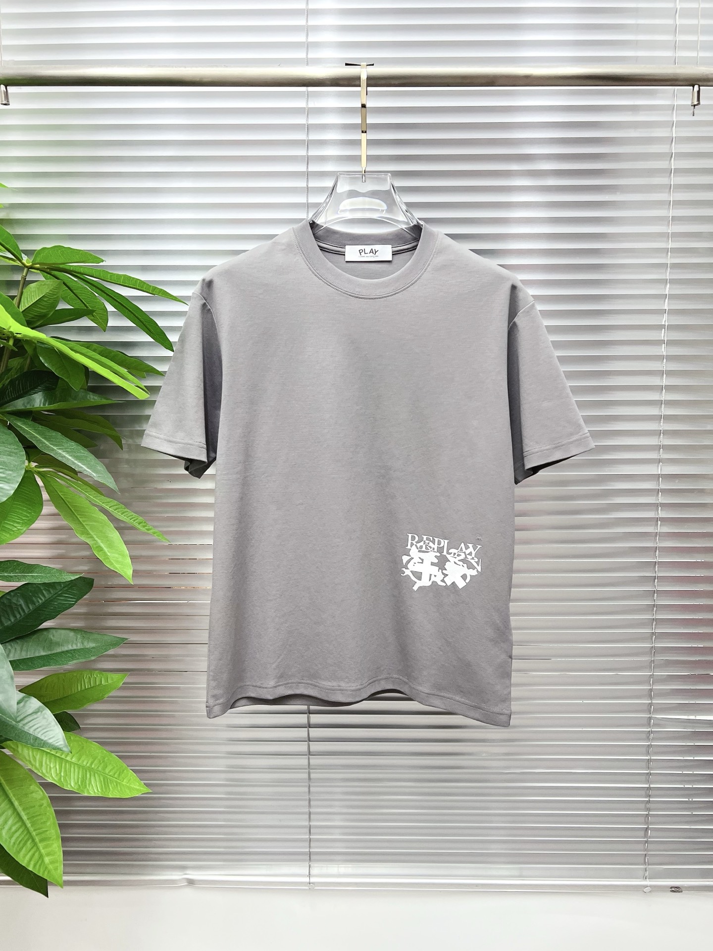 NO:930463,PLAY 2026 new summer short-sleeved T-shirt, the exclusive first release of the personalized art series on the entire network. The versatile style has perfect details and the pure cotton fabric is very exquisite. The original fabric is the same high version as the Internet celebrity star. The high-quality feel is very comfortable, fashionable and personalized. A super versatile and good-looking one. Size M-3XL,, T-shirt, tees, t-shirt,19860909PLAY 2026夏季新款短袖T恤,个性艺术系列全网独家首发 百搭款细节处理完美纯棉面料十分精致 原版面料 网红明星同款高版本 高品质手感非常舒服 时尚又个性 超级百搭好看的一款.码数M-3XL,,T-shirt,tees，t-shirt,,Men's clothing