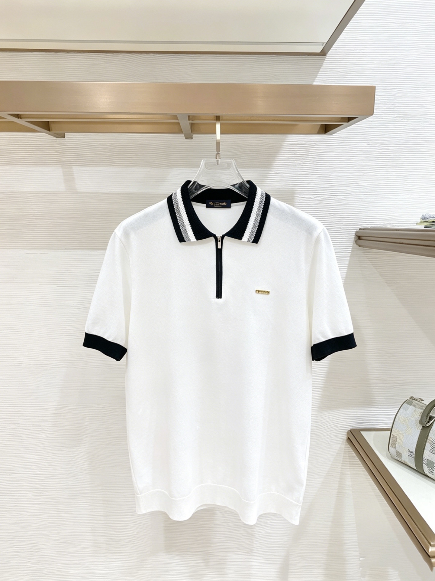NO:933087,LP's new knitted short-sleeve, ultra-classic design, simple without any unnecessary cumbersomeness, a versatile item that is indispensable for the wardrobe, made of high-quality wool, super comfortable to wear, avant-garde and practical, exquisite and perfect craftsmanship, a classic in the fashion and leisure series!  Size M-3XL,,loro piana,T-shirt,19860909LP 新款针织短袖,超经典设计,简约没有任何多余累赘感,衣橱不可缺少的一件百搭单品,采用优质羊毛制作而成,穿身上超级舒适,前卫又实穿,精致完美工艺,时尚休闲系列的经典之作！ 尺码M-3XL,,loro piana,T-shirt,,Men's clothing