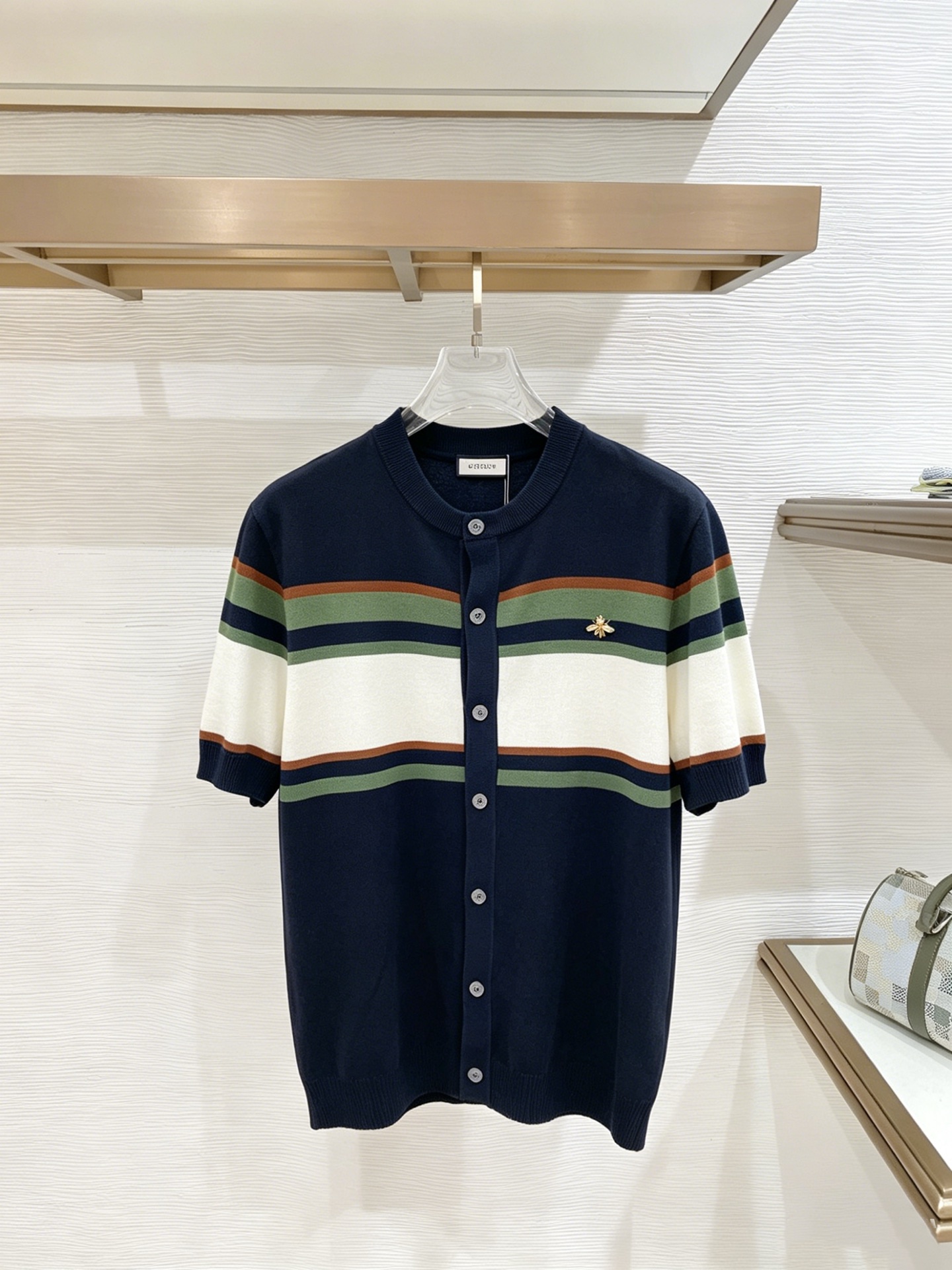 NO:933071,GUCCI Gucci's new knitted short-sleeve, super classic design, simple without any unnecessary cumbersomeness, a versatile item that is indispensable for the wardrobe, made of high-quality wool, super comfortable to wear, avant-garde and practical, exquisite and perfect craftsmanship, a classic in the fashion and leisure series!  Size M-3XL,,gucci,T-shirt,19860909GUCCI 古奇 新款针织短袖,超经典设计,简约没有任何多余累赘感,衣橱不可缺少的一件百搭单品,采用优质羊毛制作而成,穿身上超级舒适,前卫又实穿,精致完美工艺,时尚休闲系列的经典之作！ 尺码M-3XL,,gucci,T-shirt,,Men's clothing