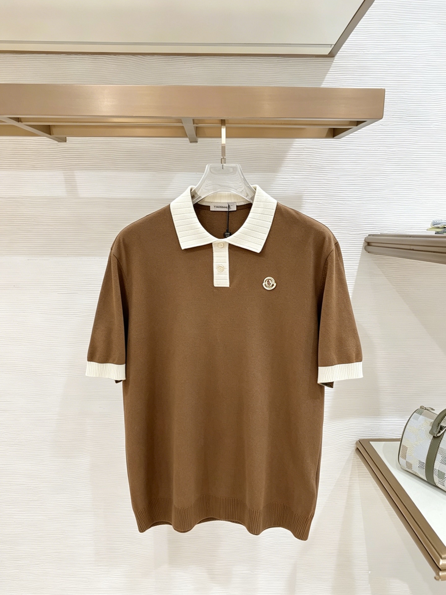 NO:933062,Mouthless new knitted short-sleeve, super classic design, simple without any unnecessary cumbersomeness, a versatile item that is indispensable in the wardrobe, made of high-quality wool, super comfortable to wear, avant-garde and practical, exquisite and perfect craftsmanship, a classic in the fashion and leisure series!  Size M-3XL,,Moncler,T-shirt,19860909蒙口 新款针织短袖,超经典设计,简约没有任何多余累赘感,衣橱不可缺少的一件百搭单品,采用优质羊毛制作而成,穿身上超级舒适,前卫又实穿,精致完美工艺,时尚休闲系列的经典之作！ 尺码M-3XL,,Moncler,T-shirt,,Men's clothing