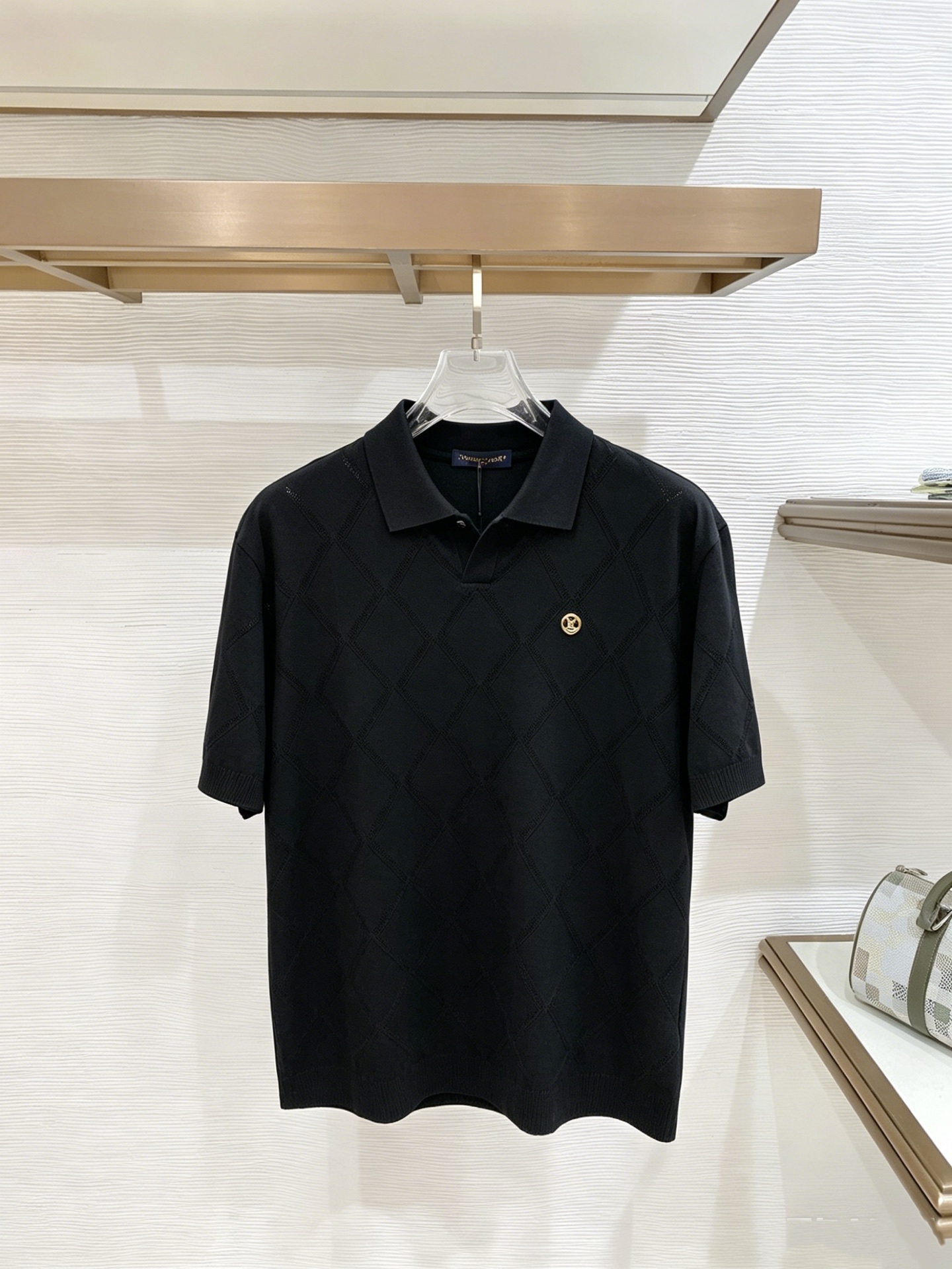 NO:933046,LV's new knitted short-sleeve, super classic design, simple without any unnecessary cumbersomeness, a versatile item that is indispensable in the wardrobe, made of high-quality wool, super comfortable to wear, avant-garde and practical, exquisite and perfect craftsmanship, a classic in the fashionable leisure series!  Size M-3XL,,louis vuitton,T-shirt,19860909LV 新款针织短袖,超经典设计,简约没有任何多余累赘感,衣橱不可缺少的一件百搭单品,采用优质羊毛制作而成,穿身上超级舒适,前卫又实穿,精致完美工艺,时尚休闲系列的经典之作！ 尺码M-3XL,,louis vuitton,T-shirt,,Men's clothing
