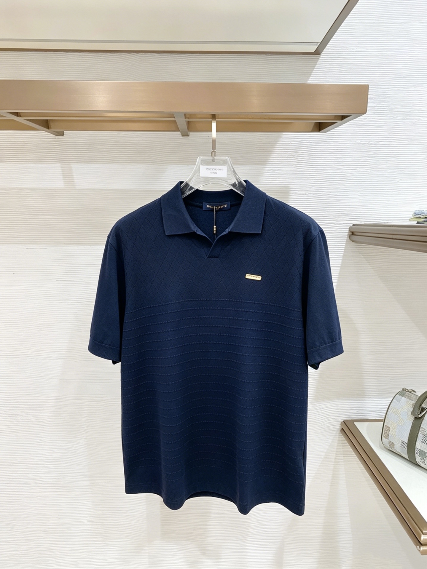 NO:933040,LP's new knitted short-sleeve, ultra-classic design, simple without any unnecessary cumbersomeness, a versatile item that is indispensable for the wardrobe, made of high-quality wool, super comfortable to wear, avant-garde and practical, exquisite and perfect craftsmanship, a classic in the fashion and leisure series!  Size M-3XL,,loro piana,T-shirt,19860909LP 新款针织短袖,超经典设计,简约没有任何多余累赘感,衣橱不可缺少的一件百搭单品,采用优质羊毛制作而成,穿身上超级舒适,前卫又实穿,精致完美工艺,时尚休闲系列的经典之作！ 尺码M-3XL,,loro piana,T-shirt,,Men's clothing