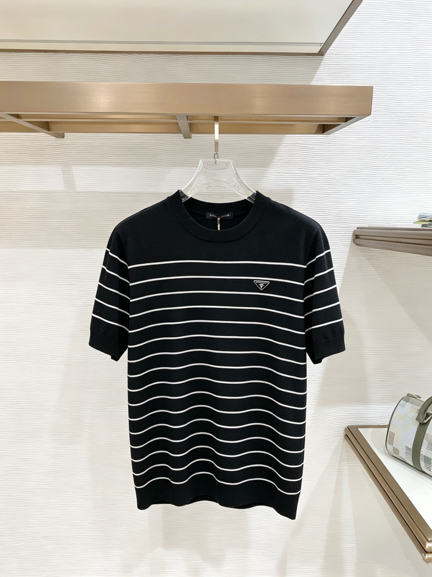 NO:932980,PRADA's new knitted short-sleeve, super classic design, simple without any unnecessary cumbersomeness, a versatile item that is indispensable in the wardrobe, made of high-quality wool, super comfortable to wear, avant-garde and practical, exquisite and perfect craftsmanship, a classic in the fashion and leisure series!  Size M-3XL,,prada,prada,T-shirt,19860909PRADA 普拉达 新款针织短袖,超经典设计,简约没有任何多余累赘感,衣橱不可缺少的一件百搭单品,采用优质羊毛制作而成,穿身上超级舒适,前卫又实穿,精致完美工艺,时尚休闲系列的经典之作！ 尺码M-3XL,,prada,prada,T-shirt,,Men's clothing
