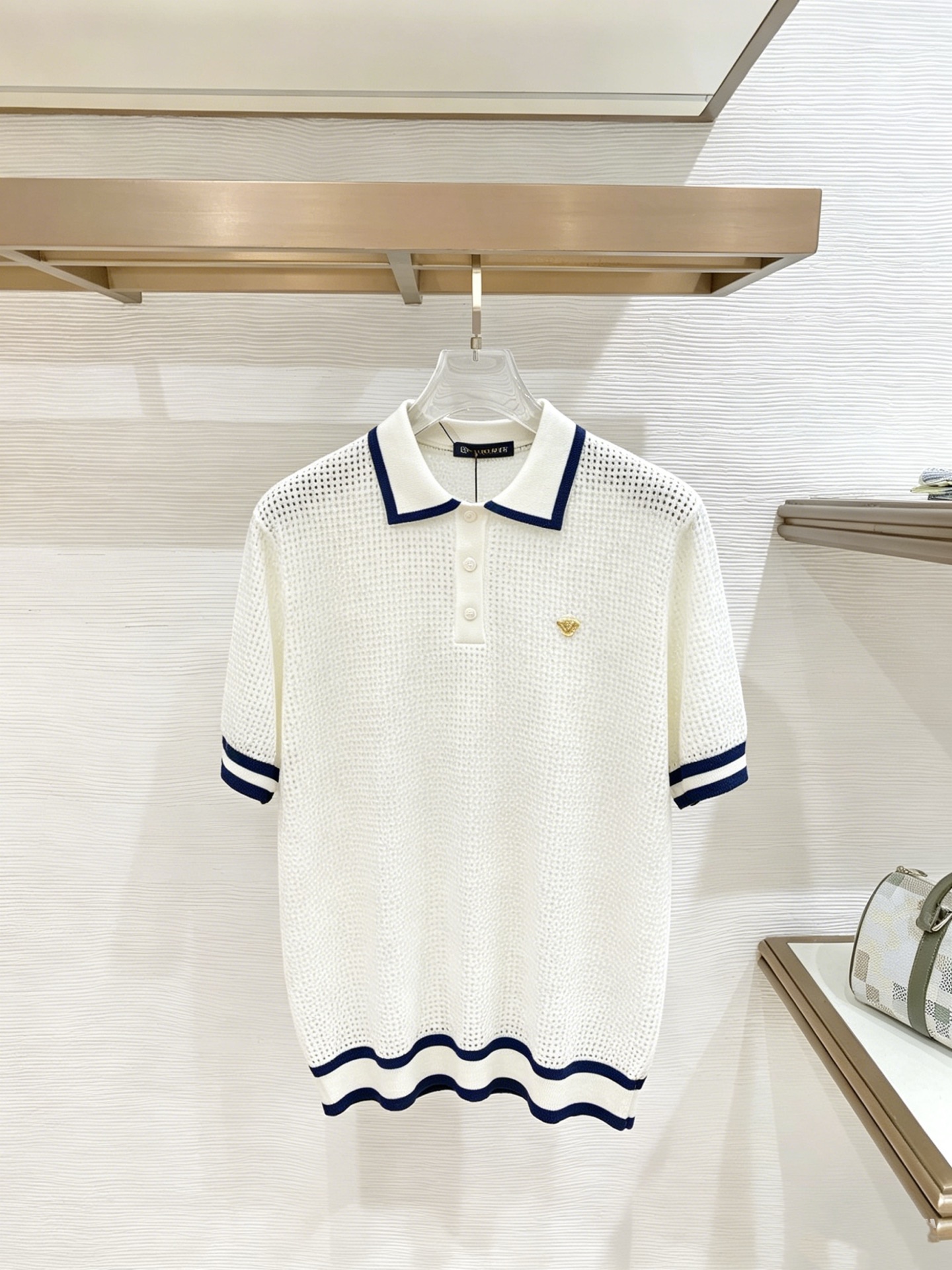 NO:932993,Versace's new knitted short-sleeve, super classic design, simple without any unnecessary cumbersomeness, a versatile item that is indispensable for the wardrobe, made of high-quality wool, super comfortable to wear, avant-garde and practical, exquisite and perfect craftsmanship, a classic in the fashion and leisure series!  Size M-3XL,,versace,T-shirt,19860909范思哲 新款针织短袖,超经典设计,简约没有任何多余累赘感,衣橱不可缺少的一件百搭单品,采用优质羊毛制作而成,穿身上超级舒适,前卫又实穿,精致完美工艺,时尚休闲系列的经典之作！ 尺码M-3XL,,versace,T-shirt,,Men's clothing