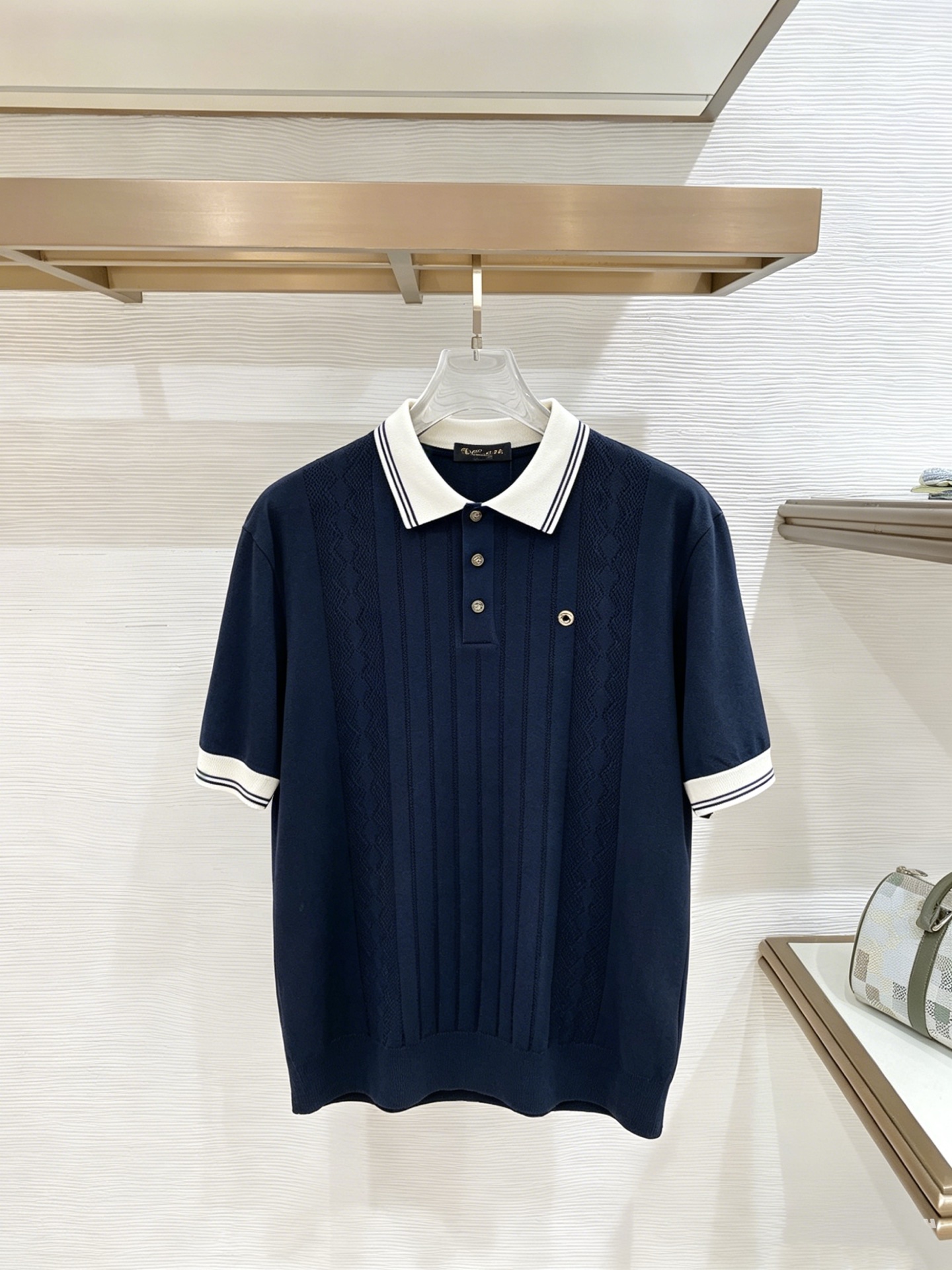NO:933032,LP's new knitted short-sleeve, ultra-classic design, simple without any unnecessary cumbersomeness, a versatile item that is indispensable for the wardrobe, made of high-quality wool, super comfortable to wear, avant-garde and practical, exquisite and perfect craftsmanship, a classic in the fashion and leisure series!  Size M-3XL,,loro piana,T-shirt,19860909LP 新款针织短袖,超经典设计,简约没有任何多余累赘感,衣橱不可缺少的一件百搭单品,采用优质羊毛制作而成,穿身上超级舒适,前卫又实穿,精致完美工艺,时尚休闲系列的经典之作！ 尺码M-3XL,,loro piana,T-shirt,,Men's clothing