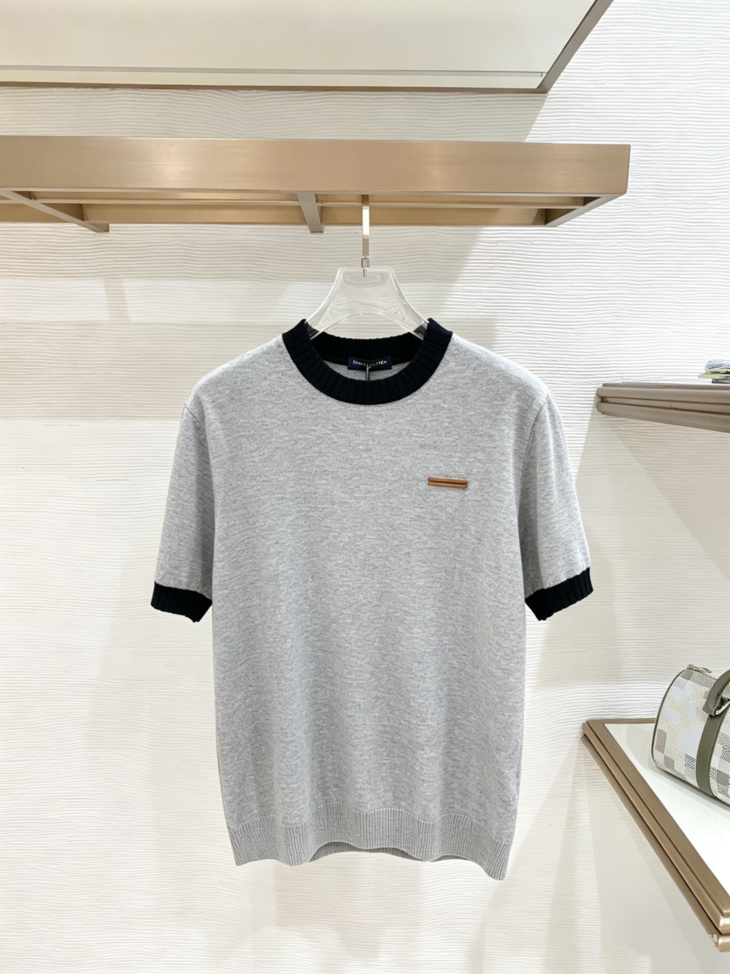 NO:933025,Ermenegildo Zegna's new knitted short-sleeve, super classic design, simple without any unnecessary cumbersomeness, a versatile item that is indispensable for the wardrobe, made of high-quality wool, super comfortable to wear, avant-garde and practical, exquisite and perfect craftsmanship, a classic in the fashion and leisure series!  Size M-3XL,,zegna,T-shirt,19860909杰尼亚 新款针织短袖,超经典设计,简约没有任何多余累赘感,衣橱不可缺少的一件百搭单品,采用优质羊毛制作而成,穿身上超级舒适,前卫又实穿,精致完美工艺,时尚休闲系列的经典之作！ 尺码M-3XL,,zegna,T-shirt,,Men's clothing