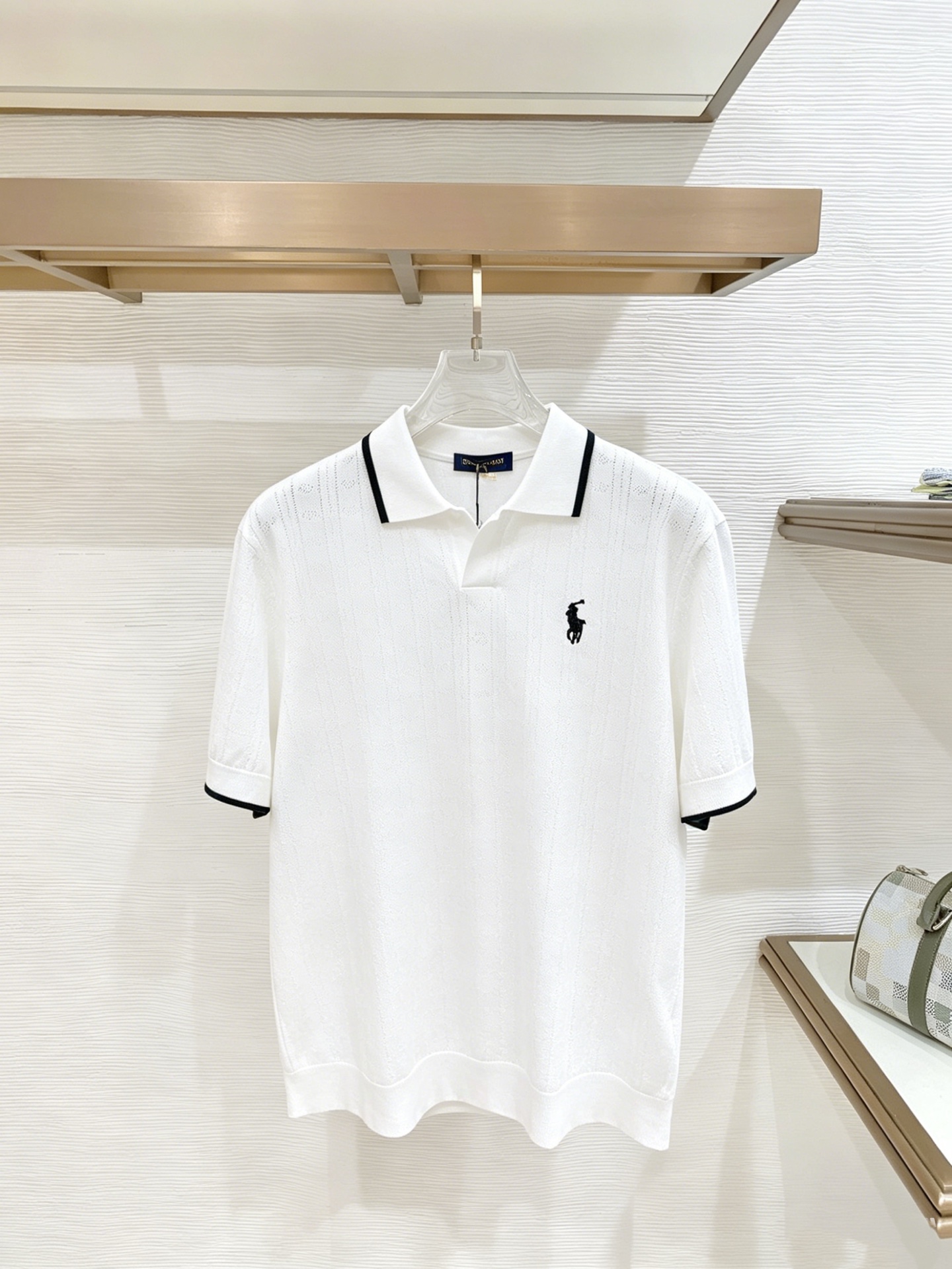 NO:933034,POLO Paul's new knitted short-sleeve, ultra-classic design, simple without any unnecessary cumbersomeness, a versatile item that is indispensable for the wardrobe, made of high-quality wool, super comfortable to wear, avant-garde and practical, exquisite and perfect craftsmanship, a classic in the fashion and leisure series!  Size M-3XL,,T-shirt,19860909POLO 保罗 新款针织短袖,超经典设计,简约没有任何多余累赘感,衣橱不可缺少的一件百搭单品,采用优质羊毛制作而成,穿身上超级舒适,前卫又实穿,精致完美工艺,时尚休闲系列的经典之作！ 尺码M-3XL,,T-shirt,,Men's clothing