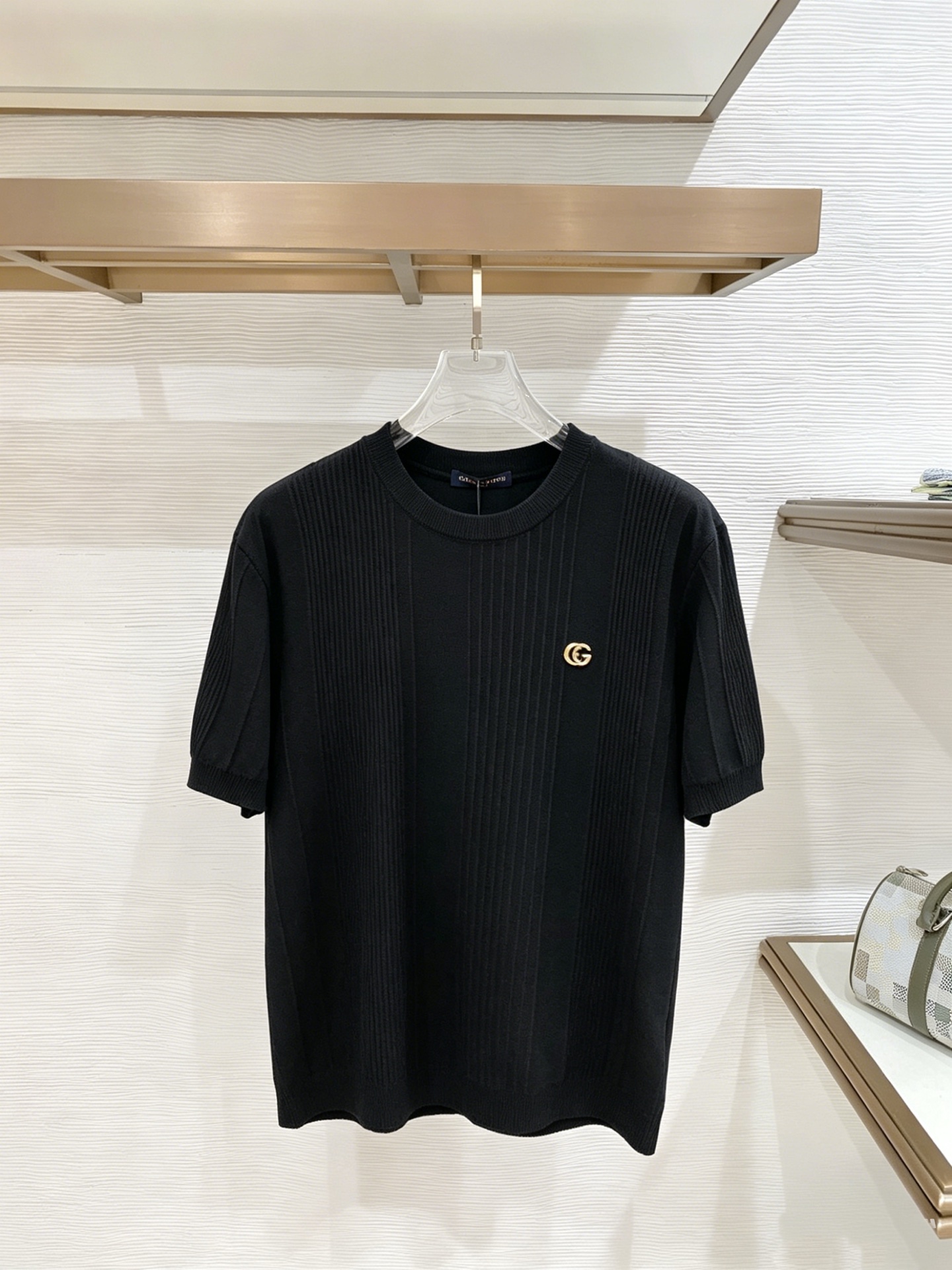 NO:933027,GUCCI Gucci's new knitted short-sleeve, super classic design, simple without any unnecessary cumbersomeness, a versatile item that is indispensable for the wardrobe, made of high-quality wool, super comfortable to wear, avant-garde and practical, exquisite and perfect craftsmanship, a classic in the fashion and leisure series!  Size M-3XL,,gucci,T-shirt,19860909GUCCI 古奇 新款针织短袖,超经典设计,简约没有任何多余累赘感,衣橱不可缺少的一件百搭单品,采用优质羊毛制作而成,穿身上超级舒适,前卫又实穿,精致完美工艺,时尚休闲系列的经典之作！ 尺码M-3XL,,gucci,T-shirt,,Men's clothing
