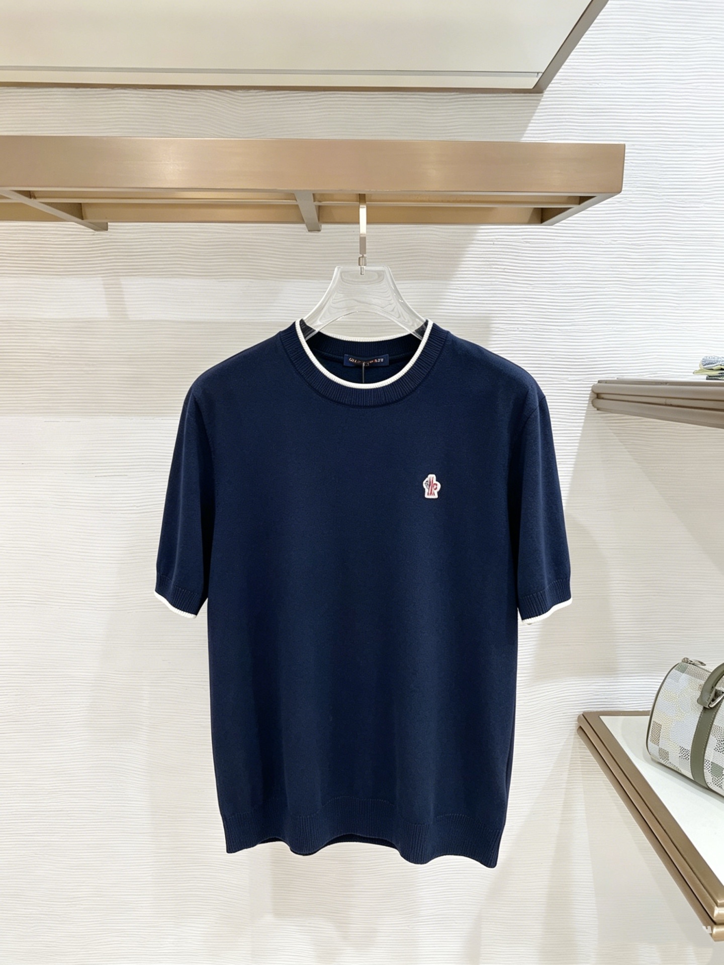 NO:933020,Mouthless new knitted short-sleeve, super classic design, simple without any unnecessary cumbersomeness, a versatile item that is indispensable in the wardrobe, made of high-quality wool, super comfortable to wear, avant-garde and practical, exquisite and perfect craftsmanship, a classic in the fashion and leisure series!  Size M-3XL,,Moncler,T-shirt,19860909蒙口 新款针织短袖,超经典设计,简约没有任何多余累赘感,衣橱不可缺少的一件百搭单品,采用优质羊毛制作而成,穿身上超级舒适,前卫又实穿,精致完美工艺,时尚休闲系列的经典之作！ 尺码M-3XL,,Moncler,T-shirt,,Men's clothing
