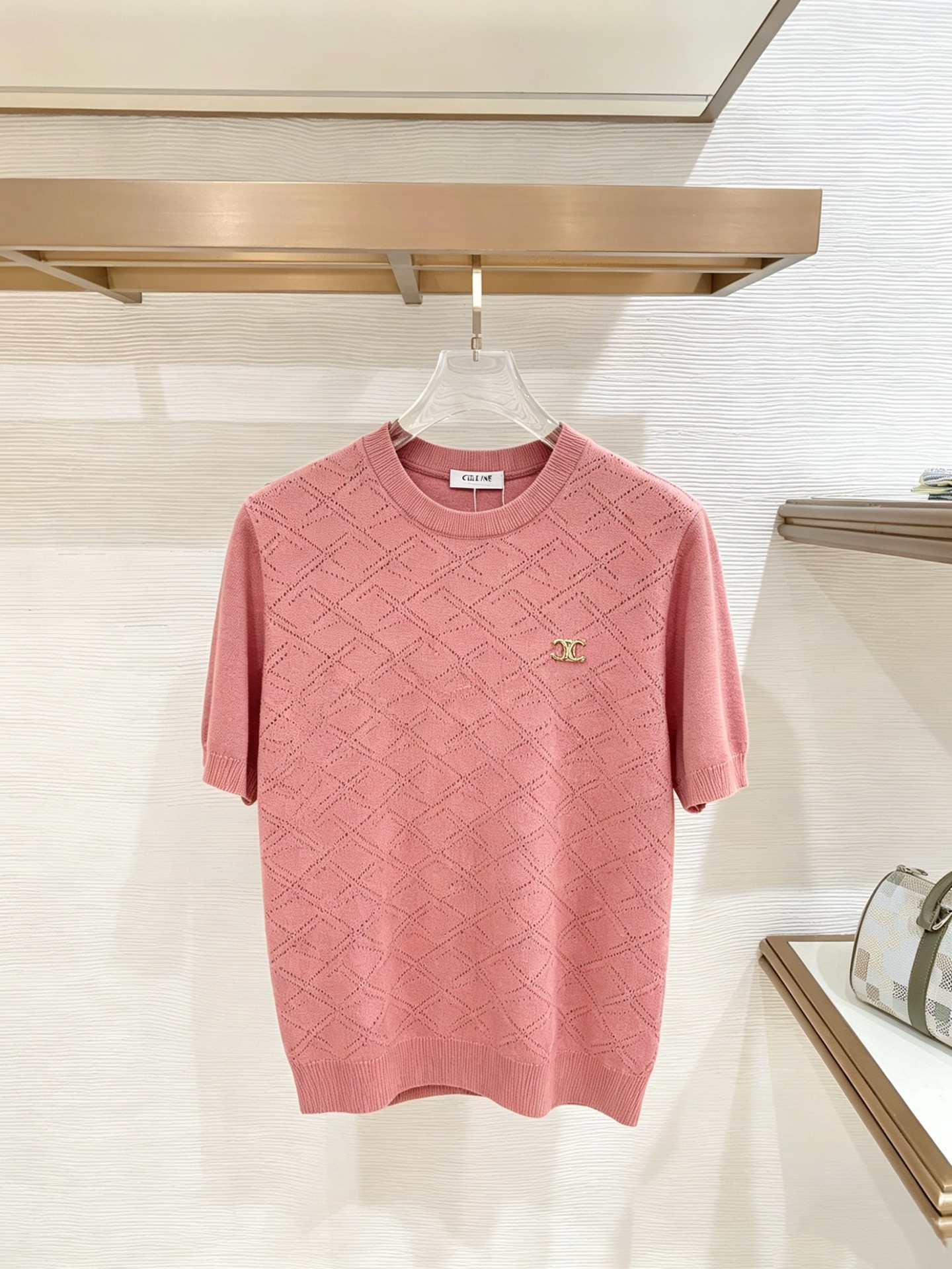 NO:933014,Celine's new knitted short-sleeve, super classic design, simple without any unnecessary cumbersomeness, a versatile item that is indispensable for the wardrobe, made of high-quality wool, super comfortable to wear, avant-garde and practical, exquisite and perfect craftsmanship, a classic in the fashion and leisure series!  Size M-3XL,,T-shirt,19860909塞琳 新款针织短袖,超经典设计,简约没有任何多余累赘感,衣橱不可缺少的一件百搭单品,采用优质羊毛制作而成,穿身上超级舒适,前卫又实穿,精致完美工艺,时尚休闲系列的经典之作！ 尺码M-3XL,,T-shirt,,Men's clothing