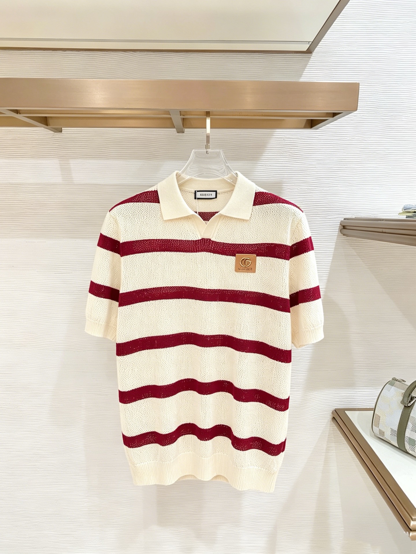 NO:933007,GUCCI Gucci's new knitted short-sleeve, super classic design, simple without any unnecessary cumbersomeness, a versatile item that is indispensable for the wardrobe, made of high-quality wool, super comfortable to wear, avant-garde and practical, exquisite and perfect craftsmanship, a classic in the fashion and leisure series!  Size M-3XL,,gucci,T-shirt,19860909GUCCI 古奇 新款针织短袖,超经典设计,简约没有任何多余累赘感,衣橱不可缺少的一件百搭单品,采用优质羊毛制作而成,穿身上超级舒适,前卫又实穿,精致完美工艺,时尚休闲系列的经典之作！ 尺码M-3XL,,gucci,T-shirt,,Men's clothing
