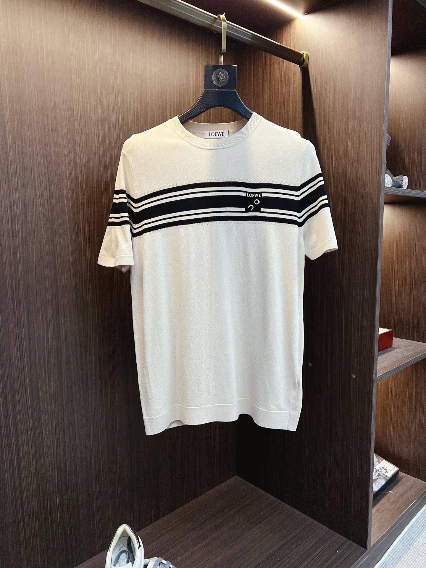 NO:936215,Luo Yiwei's 26 spring and summer new products, the latest short-sleeved round neck T-shirt ~ High-end customization, avant-garde and fashionable design!  The brand embroidered letter logo is designed with heavy craftsmanship, high-end customized fabrics, soft to the touch and comfortable to wear. The imported high-end fabrics are very delicate in texture, with exquisite details and craftsmanship. Counter-level exquisite stitching, fine workmanship, and a highly moldable item can be matched with any fashion. The shape is super good and a must-have item for trendy men!  !  Color Black White Size M—3XL,,loewe,T-shirt,tees,t-shirt,19860909罗意威 26春夏新品最新款短袖圆领T恤～ 高端订制 设计前卫时尚！品牌刺绣字母logo重工艺设计,高端定制面料,手感柔软,穿着舒适,客供进口高档面料质感非常细腻,细节工艺精湛考究,专柜级别精致车线,做工精细,塑造性极高的一款单品,任何时装都可以搭配,版型超级好 潮男必备单品！！ 颜色黑色 白色 尺码M—3XL,,loewe,T-shirt,tees，t-shirt,,Men's clothing