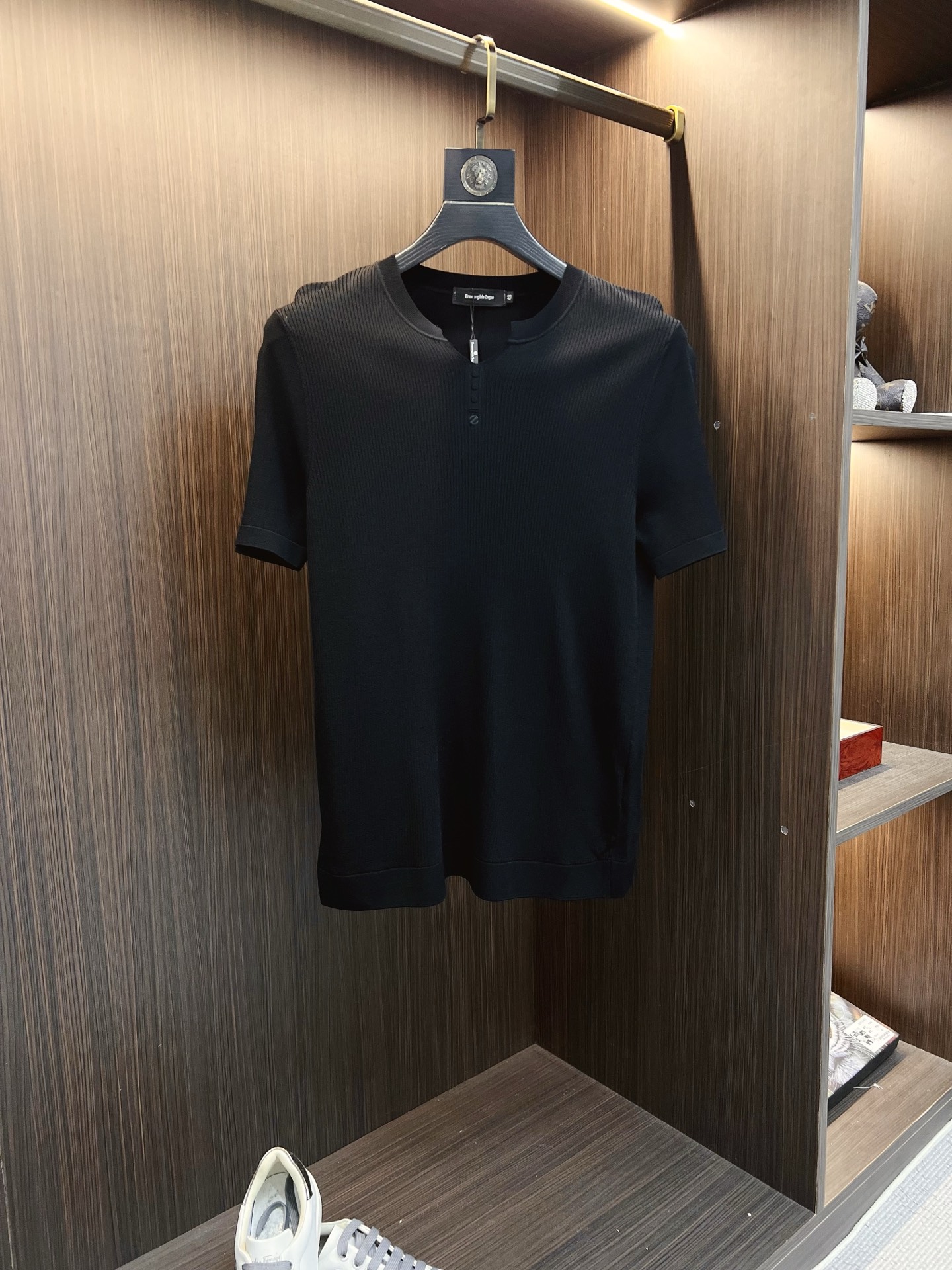 NO:936212,Ermenegildo Zegna's 26th spring and summer new product, the latest short-sleeved round neck T-shirt ~ High-end customization, avant-garde and fashionable design!  The brand embroidered letter logo is designed with heavy craftsmanship, high-end customized fabrics, soft to the touch and comfortable to wear. The imported high-end fabrics are very delicate in texture, with exquisite details and craftsmanship. Counter-level exquisite stitching, fine workmanship, and a highly moldable item can be matched with any fashion. The shape is super good and a must-have item for trendy men!  !  Color Black White Size M—3XL,,zegna,T-shirt,tees,t-shirt,19860909杰尼亚 26春夏新品最新款短袖圆领T恤～ 高端订制 设计前卫时尚！品牌刺绣字母logo重工艺设计,高端定制面料,手感柔软,穿着舒适,客供进口高档面料质感非常细腻,细节工艺精湛考究,专柜级别精致车线,做工精细,塑造性极高的一款单品,任何时装都可以搭配,版型超级好 潮男必备单品！！ 颜色黑色 白色 尺码M—3XL,,zegna,T-shirt,tees，t-shirt,,Men's clothing